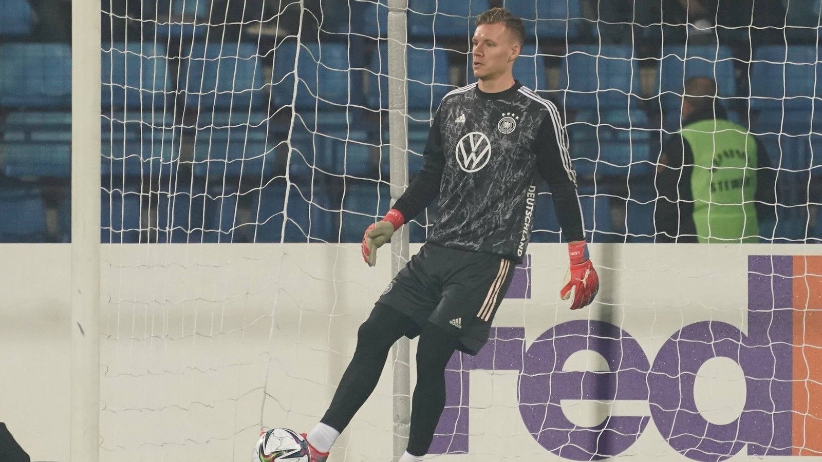 
                <strong>Bernd Leno (FC Fulham)</strong><br>
                26 statt früher 23 Spieler kann Bundestrainer Flick mitnehmen. Überlegungen hinsichtlich eines vierten Torwarts wurden beim DFB verworfen. So sind zum einen Fulham-Keeper Bernd Leno...
              