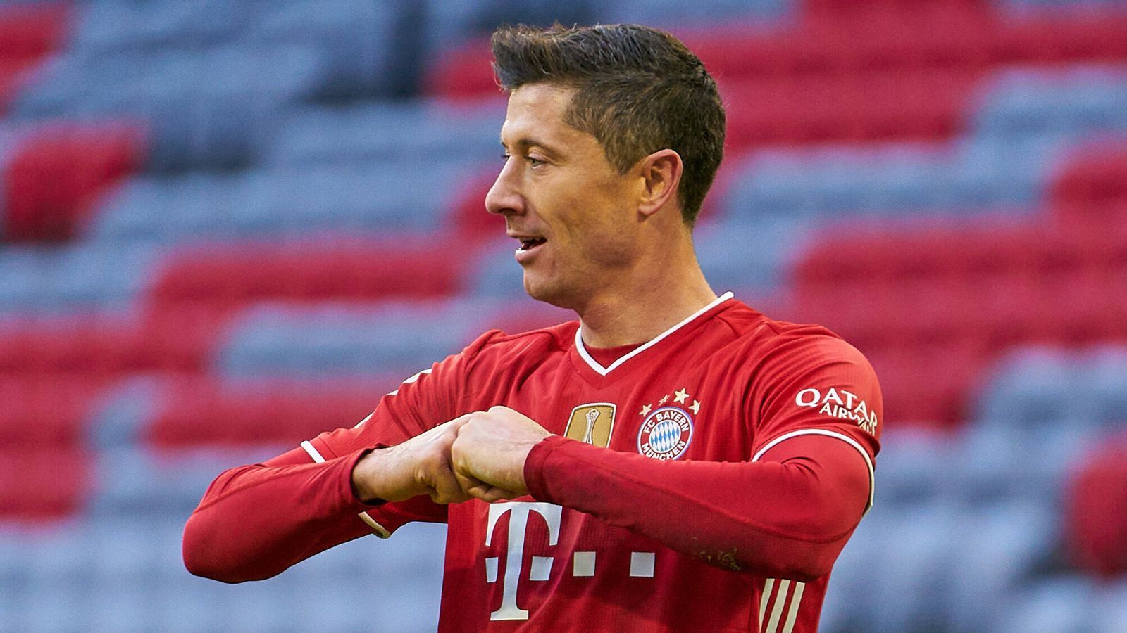 
                <strong>Robert Lewandowski</strong><br>
                Macht das, was er am liebsten macht: den Ball reinschießen! Starker Abschluss zum 1:0, als der Stürmer die schnelle Hereingabe von Gnabry ins Tor spitzelt. Perfekter Kopfball zum 3:0, wenn auch mit freundlicher Unterstützung der nicht eingreifenden Stuttgarter Defensive. Auch bei seinem dritten Treffer zum 4:0 ohne Gegnerdruck. Lässt sich zudem immer wieder tief fallen, um die Unterzahl aufzufangen. Steht jetzt bei 35 Saisontoren – fünf fehlen noch zum Bomber-Rekord. Zwanzig Minuten vor dem Ende raus. ran-Note: 1
              