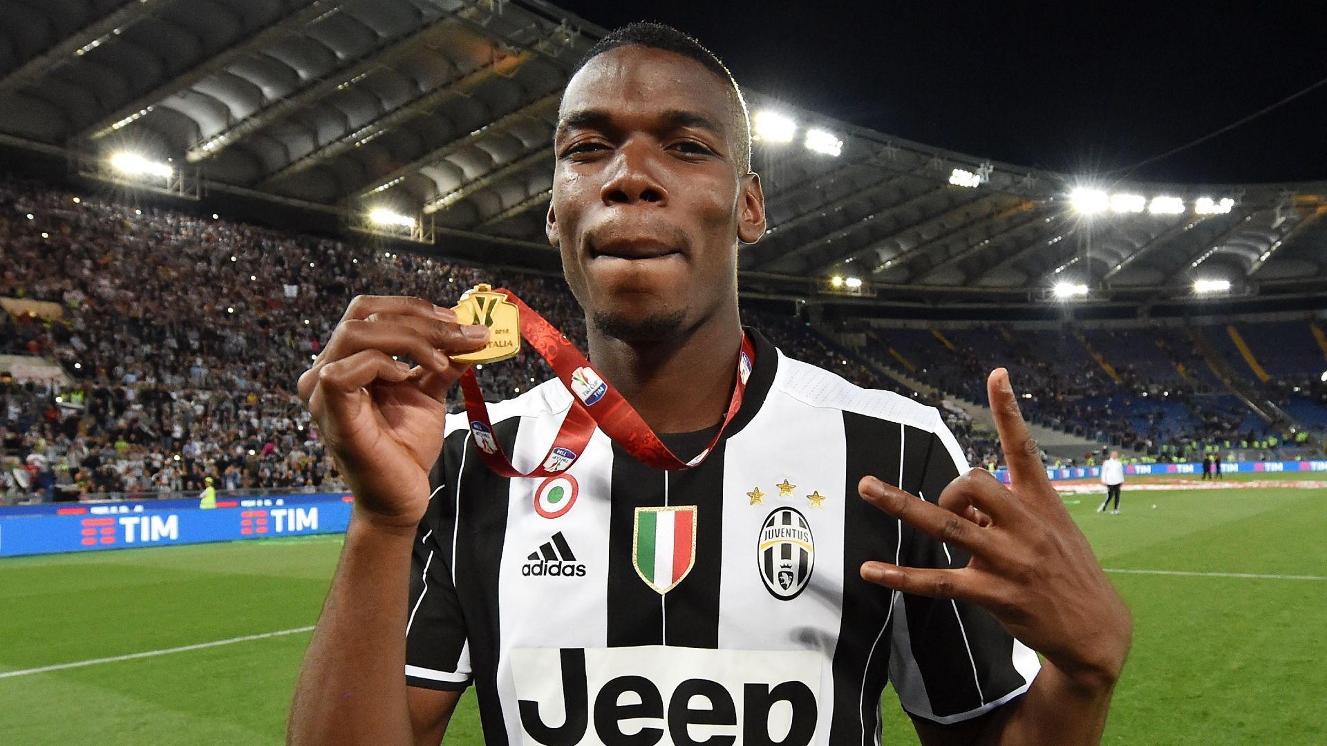 
                <strong>Pogba verabschiedet sich bei Juventus</strong><br>
                Im Sommer 2016 setzt Pogba neue Maßstäbe. Der damals 23-Jährige wird der teuerste Fußballer der Welt. Nach dem Gewinn des Doubles mit Juventus Turin kehrt der Franzose mit den extravaganten Frisuren zu United zurück, wo er von 2009 bis 2012 im Jugendinternat ausgebildet wurde.
              