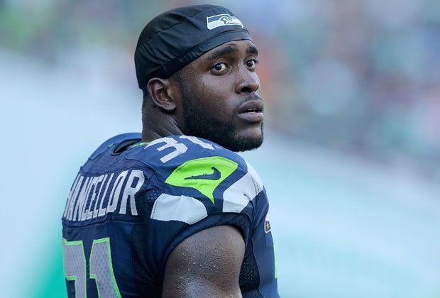 
                <strong>Kam Chancellor</strong><br>
                Kam Chancellor verletzte sich kurz vor dem Super Bowl am Knie, spielte trotzdem. Coach Carroll nannte seinen Einsatz im Spiel heroisch. Nun muss der Safety seinem Einsatz Tribut zollen und sich wohl einer Operation unterziehen.
              