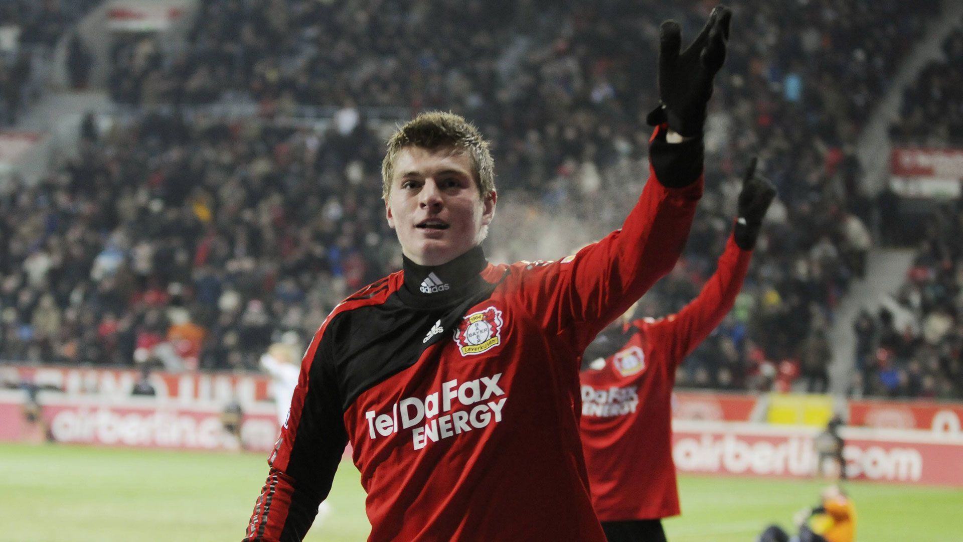 
                <strong>Toni Kroos (Bayer Leverkusen)</strong><br>
                Das "Jahrhundertalent" Toni Kroos verpflichteten die Bayern 2006 von Hansa Rostock. Bei den Profis des Rekordmeisters hatte Kroos dann ab der Saison 2007/08 mit Ottmar Hitzfeld einen Förderer an seiner Seite, der regelmäßig auf ihn setzte. Das änderte sich im Sommer 2008 mit der Ankunft Jürgen Klinsmanns in München. Kroos wurde daraufhin im Januar 2009 für eineinhalb Jahre an Bayer Leverkusen verliehen. Bei der Werkself traf der Mittelfeldstratege in Jupp Heynckes erneut auf einen großen Fan seiner Qualitäten und den womöglich wichtigsten Förderer seiner Karriere. Eben unter jenem Heynckes feierte Kroos dann auch ab der Saison 2011/12 beim FC Bayern München seinen endgültigen Durchbruch. 2014 verließ er als Stammspieler den Rekordmeister und schloss sich Real Madrid an. Bei den Königlichen bestimmt er seither an der Seite von Luka Modric das Geschehen im zentralen Mittelfeld. Der Titelsammler Kroos gilt inzwischen als einer der erfolgreichsten deutschen Fußballer.
              