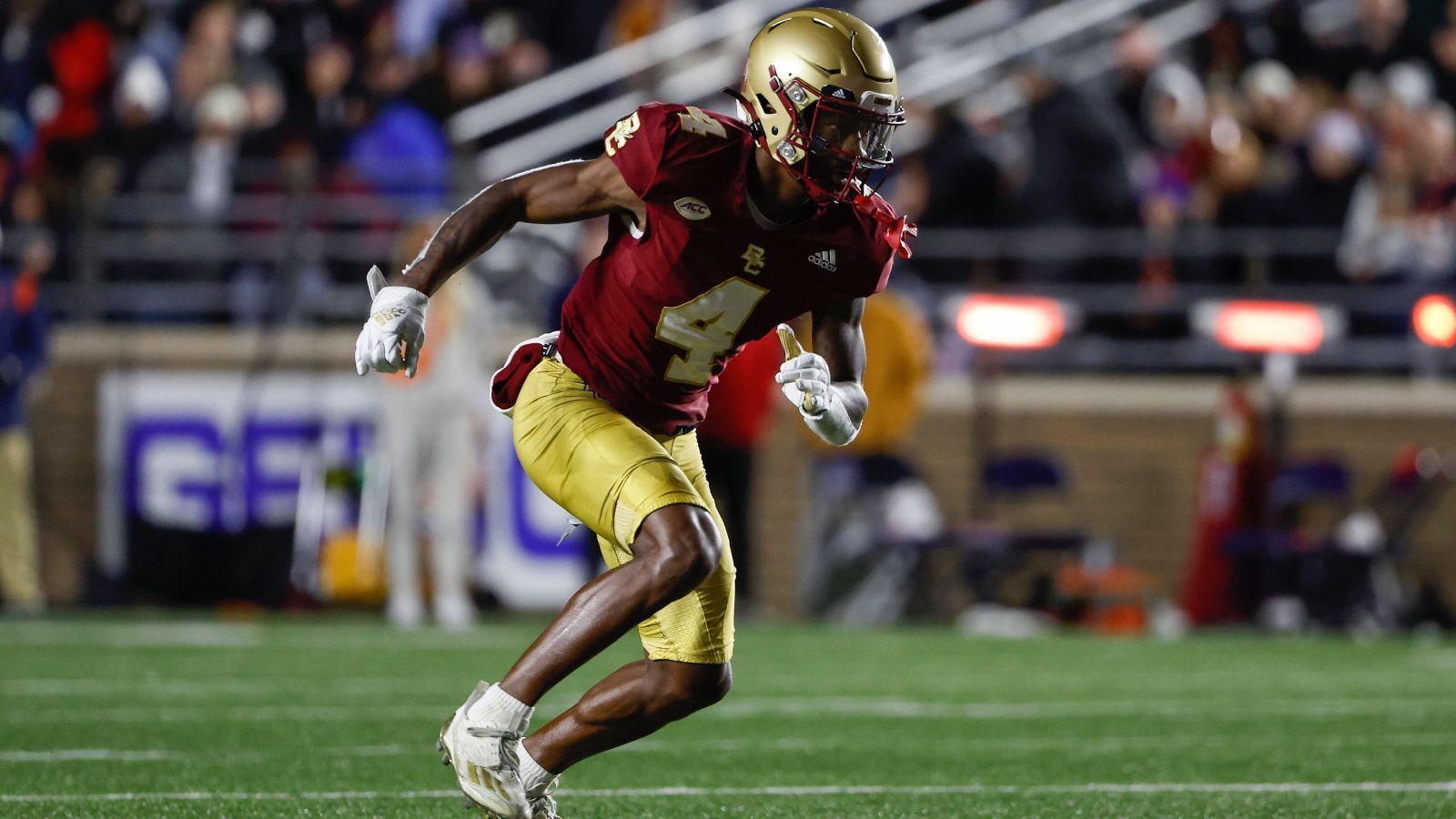 
                <strong>Platz 5: Zay Flowers (Boston College)</strong><br>
                Genau so groß wie Downs aber in anderer Rolle spielt Zay Flowers vom Boston College. Der Junior hat nicht so gute Statistiken wie manch anderer mit "nur" einer Saison über 1.000 Yards und mehr als zehn Touchdowns, die Scouts mögen aber vor allem seine Geschwindigkeit und schnellen Füße. Mit schnellen Cuts und Stutter-Steps hat er schon den ein oder anderen Defensive Back alt aussehen lassen.
              