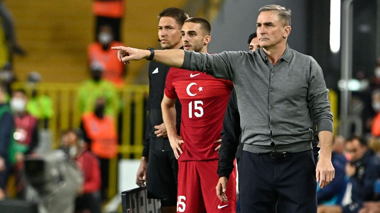 
                <strong>2028: Türkei</strong><br>
                Ihre beste Platzierung erzielten die Türken, die momentan vom ehemaligen U21-Coach Deutschlands, Stefan Kuntz, trainiert werden, 2008 bei der EM in Österreich und der Schweiz. Damals war im Halbfinale gegen Deutschland Schluss. Heute befindet sich die Türkei auf Platz 39 der FIFA-Weltrangliste.
              