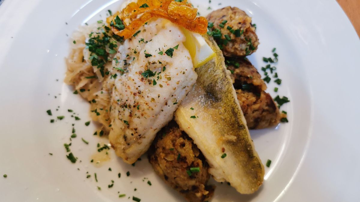 Isar Flößersteg - Gebratener Zander mit Sauerkraut und Röstkartoffelstampf