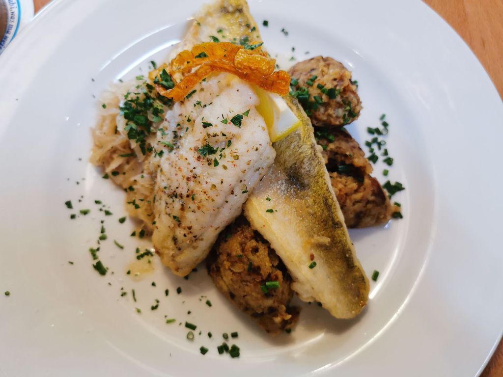 Isar Flößersteg - Gebratener Zander mit Sauerkraut und Röstkartoffelstampf