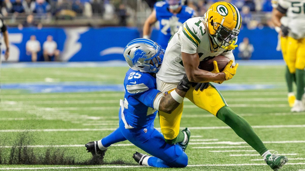 NFL, American Football Herren, USA Green Bay Packers at Detroit Lions Dec 5, 2024; Detroit, Michigan, USA; Detroit Lions defensive back Jamal Adams (25) tackles Green Bay Packers wide receiver Dont...