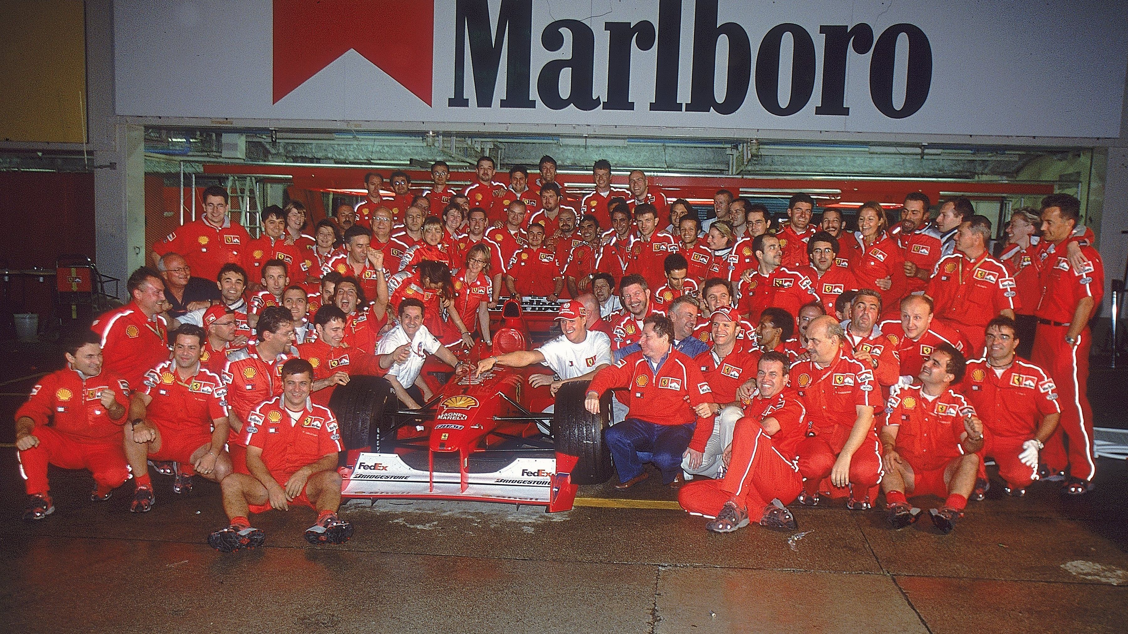 <strong>Erster WM-Titel mit Ferrari</strong><br>Im Jahr 2000 war es dann aber endlich so weit. Im vorletzten Saisonrennen in Suzuka machte Schumacher seinen ersten WM-Titel mit Ferrari perfekt, es war sein insgesamt dritter. Zudem holte er als erster Ferrari-Pilot seit Jody Scheckter 1979 die WM-Krone. Spätestens jetzt war Schumacher in den Olymp der Formel 1 aufgestiegen.