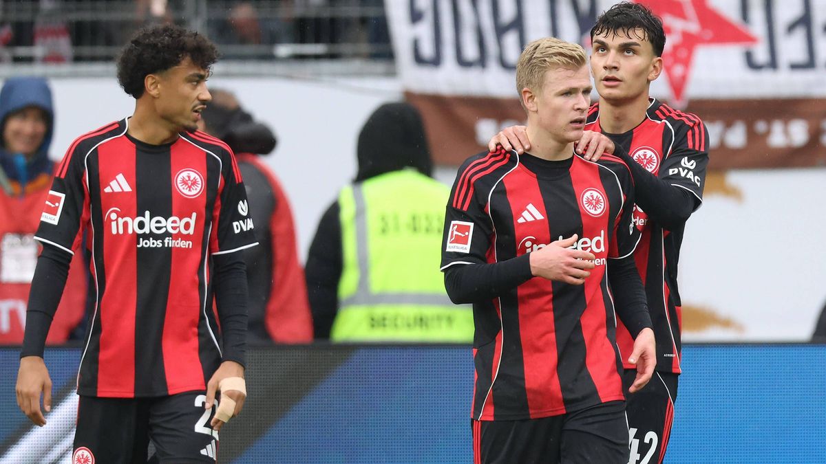 Eintracht Frankfurt - FC St. Pauli, 1. FBL Jonathan Burkardt, Jonny Burkardt (Eintracht Frankfurt, 9) jubelt nach dem Tor zum 0:1. Links Nathaniel Brown (Eintracht Frankfurt, 21), rechts Can Uzun (...
