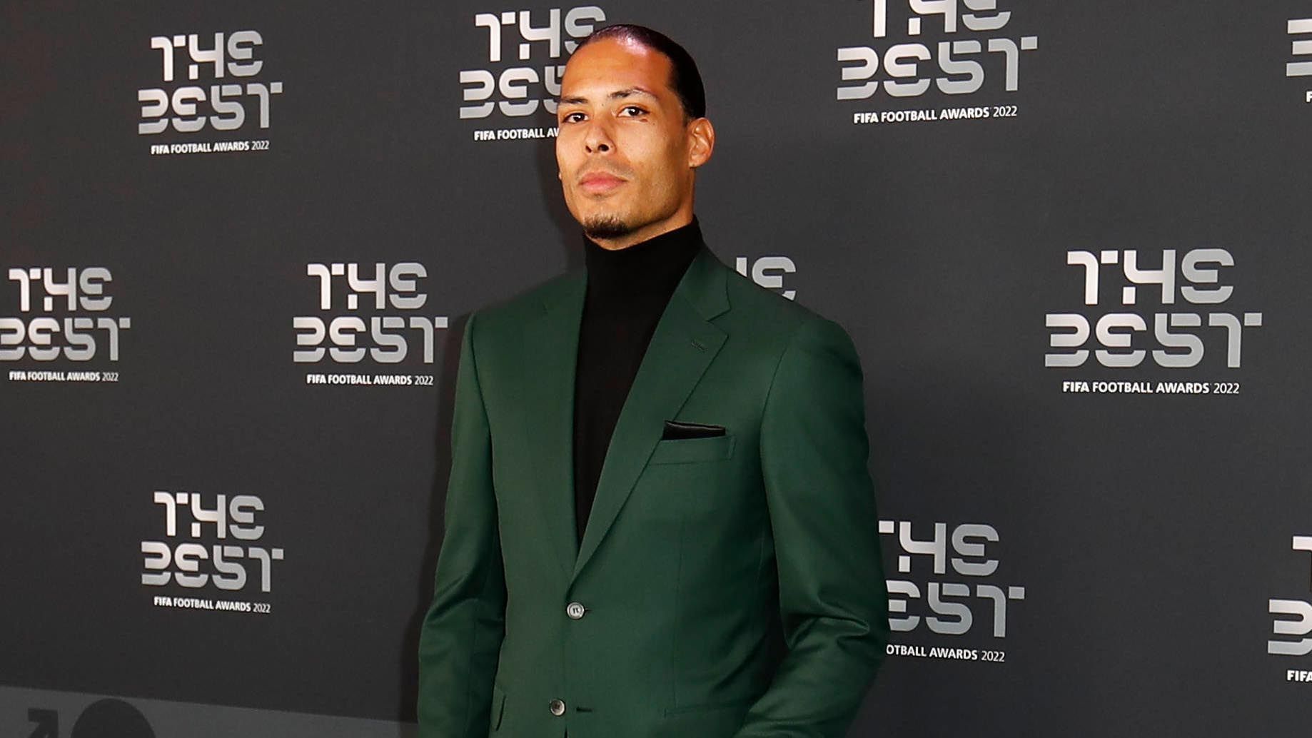 
                <strong>Virgil van Dijk </strong><br>
                Der Liverpool-Verteidiger, der es als einer von elf Spielern in die "FIFA FIFPRO World 11", also die beste Mannschaft der Welt des Jahres 2022, schaffte, erschien auf dem "Grünen Teppich" ganz elegant in einem dunkelgrünen Anzug. 
              