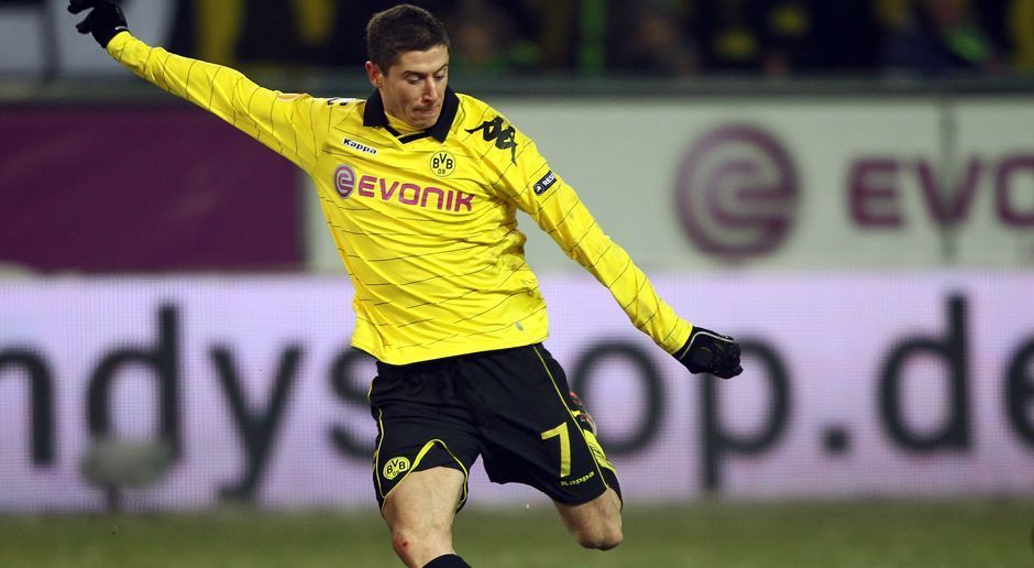 
                <strong>2010 - Robert Lewandowski zu Borussia Dortmund (4,75 Mio.)</strong><br>
                "Ein Stürmer von Lech Posen soll für die nötige Offensiv-Power sorgen?" Das haben sich wohl einige BVB-Fans vor der Saison 2010/11 gefragt. Die Zweifel waren jedoch ganz schnell verflogen. Elf Scorerpunkte trug Lewandowski zur ersten Meisterschaft, 32 zur zweiten bei. 2012/13 schoss er die Borussia mit zehn Treffern quasi im Alleingang ins Champions-League-Finale. Als Bundesliga-Torschützenkönig verabschiedete er sich 2014 nach München.
              