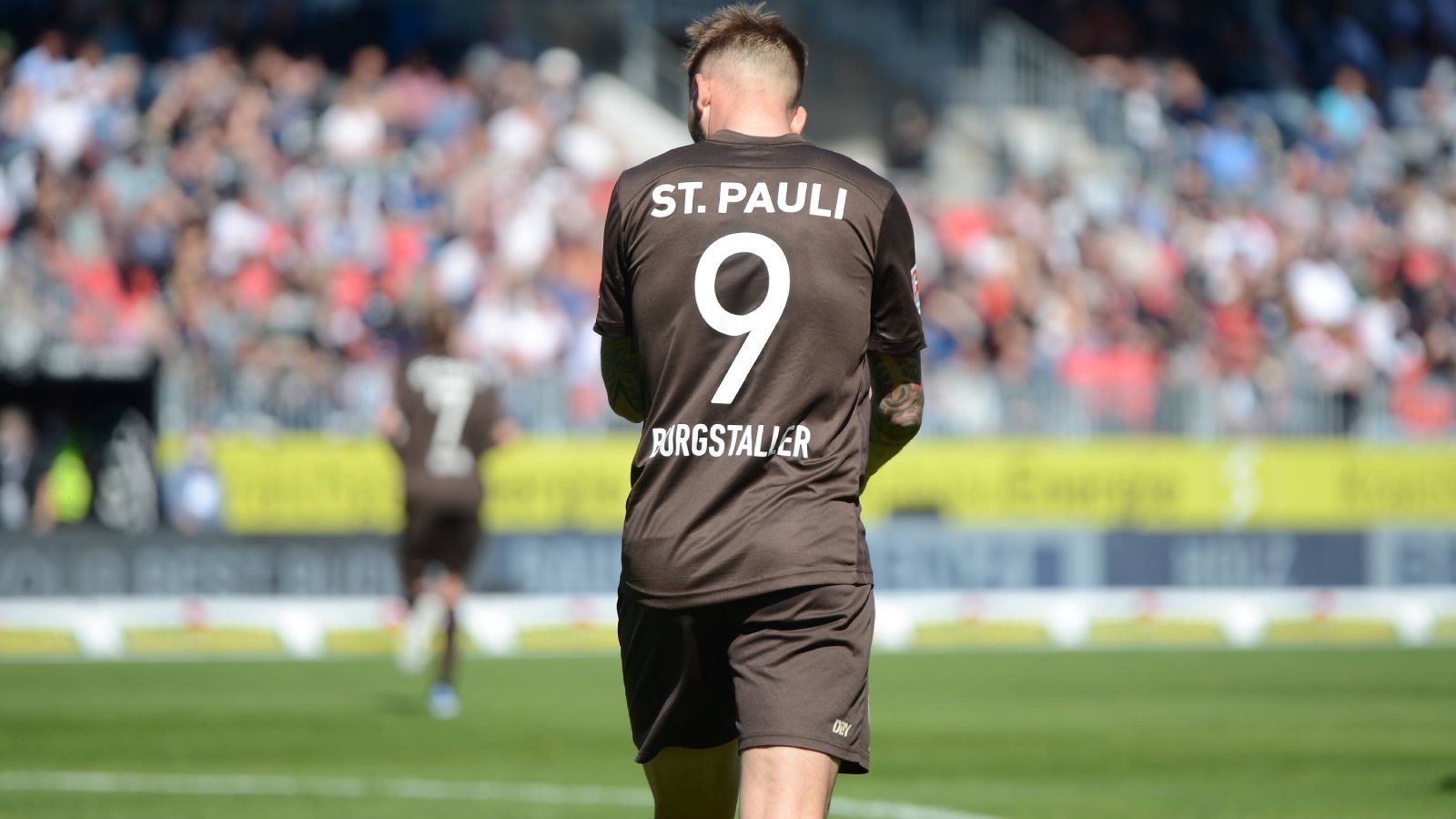 
                <strong>Guido Burgstaller (FC St. Pauli)</strong><br>
                Die Tore müssten bei einem Ausfall von Kyereh dann andere besorgen, zum Beispiel Guido Burgstaller. Der Österreicher, der mit 18 Treffern an der Spitze der internen Torschützenliste steht, profitiert mit am meisten von seinem Mitspieler Kyereh. Dementsprechend würde sein Ausfall auch eine Schwächung für Burgstaller bedeuten, der zwar im Gegenpressing für seine Laufbereitschaft bekannt ist, nicht aber als filigraner Fußballer. Burgstaller wird als Knipser also umso wichtiger, wenn Kyereh im Saisonfinale fehlt.
              