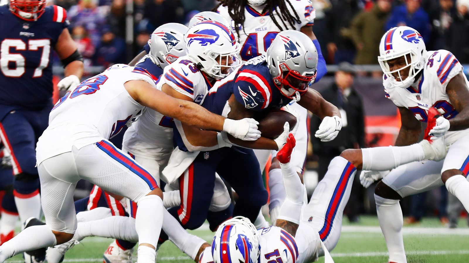 
                <strong>AFC Wild Card Round: #6 Patriots (10-7) at #3 Bills (11-6)</strong><br>
                Die Bills gewannen zum zweiten mal in Folge die AFC East und sicherten sich damit ein Heimspiel in der ersten Playoff-Runde. Zu Gast werden die Patriots sein. Das Spiel gibt es in der Nacht von Samstag auf Sonntag 16. Januar ab 2:15 Uhr live auf ProSieben und ran.de.
              