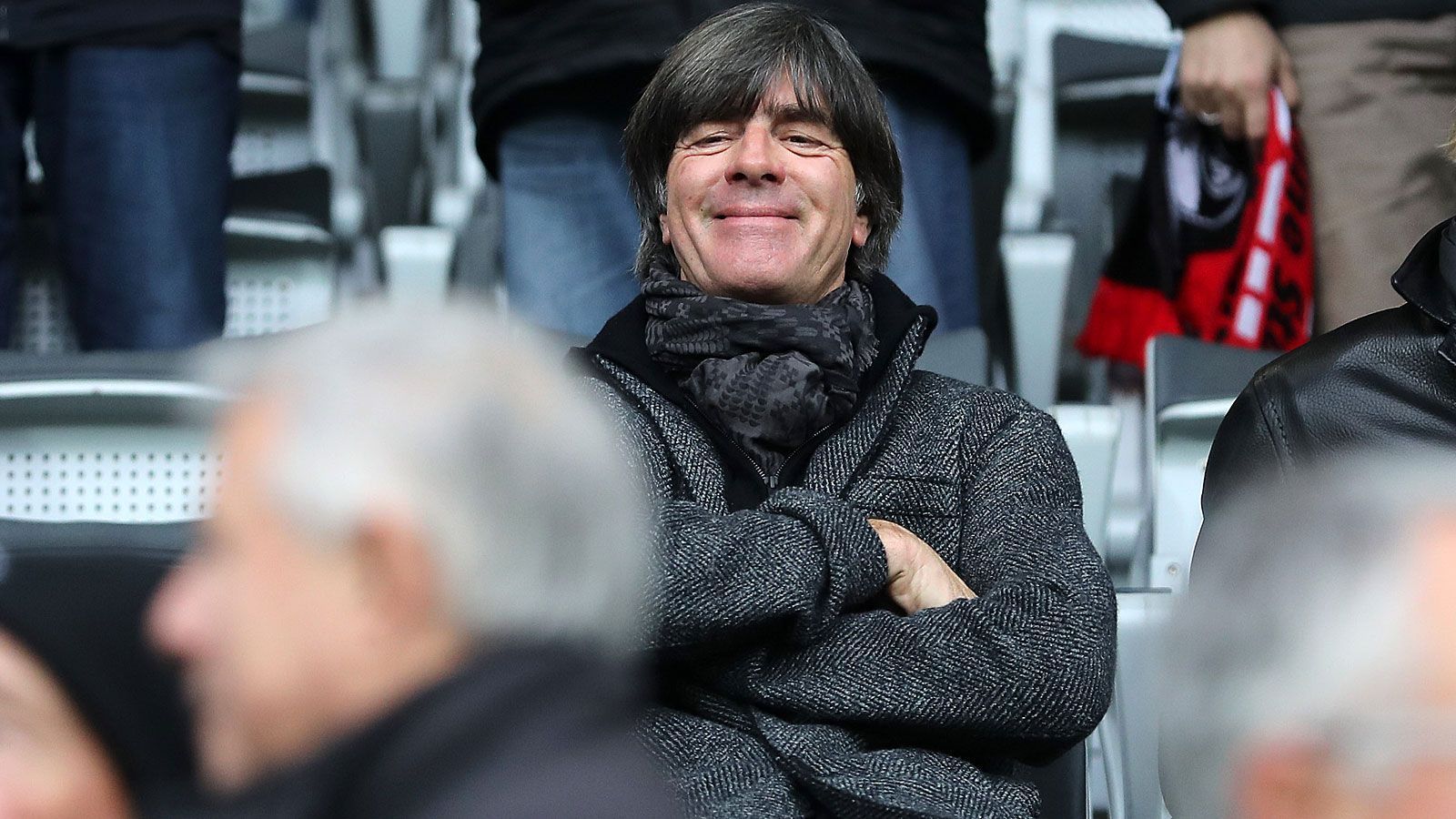 
                <strong>Bundestrainer Löw schaut vorbei</strong><br>
                Erstmals seit der Ausbootung des Bayern-Trios Mats Hummels, Jerome Boateng und Thomas Müller hat sich Bundestrainer Joachim Löw als Zuschauer in der Allianz Arena angekündigt. Während Raumdeuter Müller seine Rot-Sperre absitzt, dürfte der hohe Besuch bei den beiden Innenverteidigern wie eine Motivationsspritze wirken. Das weltmeisterliche Abwehrduo will es dem DFB-Coach unbedingt zeigen. Wetten?
              