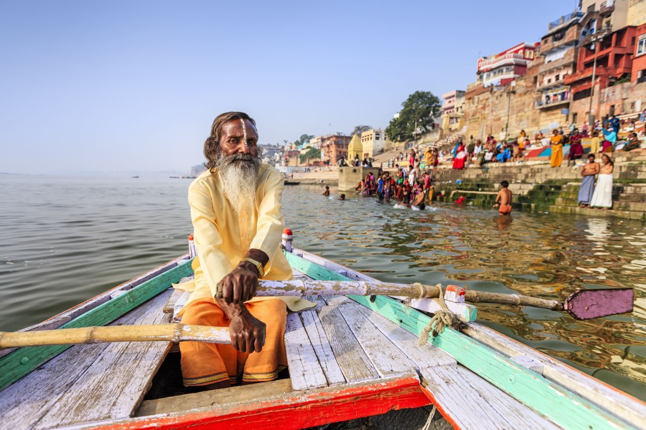 Varanasi, Indien: Der letzte Wunsch vieler Hindus: Auf nach Varanasi – die heiligste Stadt Indiens. Viele verbringen hier ihren Lebensabend. 