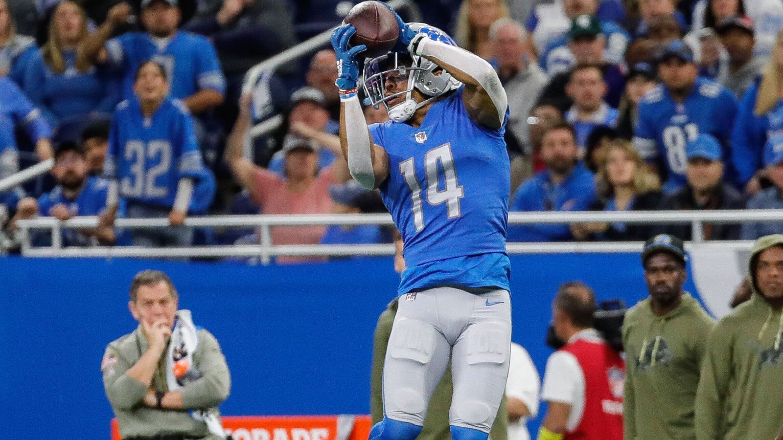 
                <strong>Gewinner: Amon-Ra St. Brown (Detroit Lions)</strong><br>
                Bei den Carolina Panthers unterlagen die Detroit Lions etwas peinlich mit 23:37. Dabei sieht das Ergebnis noch knapper aus, als das Spiel tatsächlich war. Dennoch wie immer mitten im Brennpunkt der Lions-Offense: Amon-Ra St. Brown. Die sieben Catches für 76 Yards sind zwar nichts Besonderes, bringen den Receiver mit deutschen Wurzeln jedoch über die Schallmauer von 1.000 Receiving Yards. Zudem ist er drauf und dran den Franchise-Rekord von Hall of Famer Calvin "Megatron" Johnson was Catches anbelangt zu knacken.
              