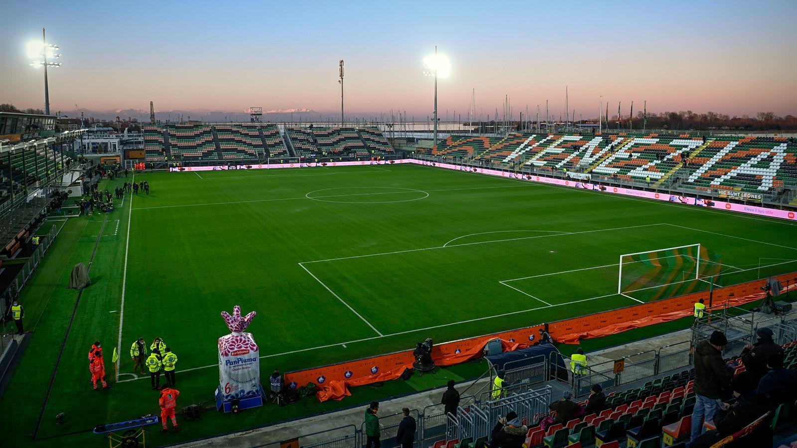 
                <strong>Platz 5 (geteilt): Stadio Pier Luigi Penzo </strong><br>
                Gesamtbewertung: 3,43 - Stadt: Venedig (Italien) - Verein: FC Venedig
              