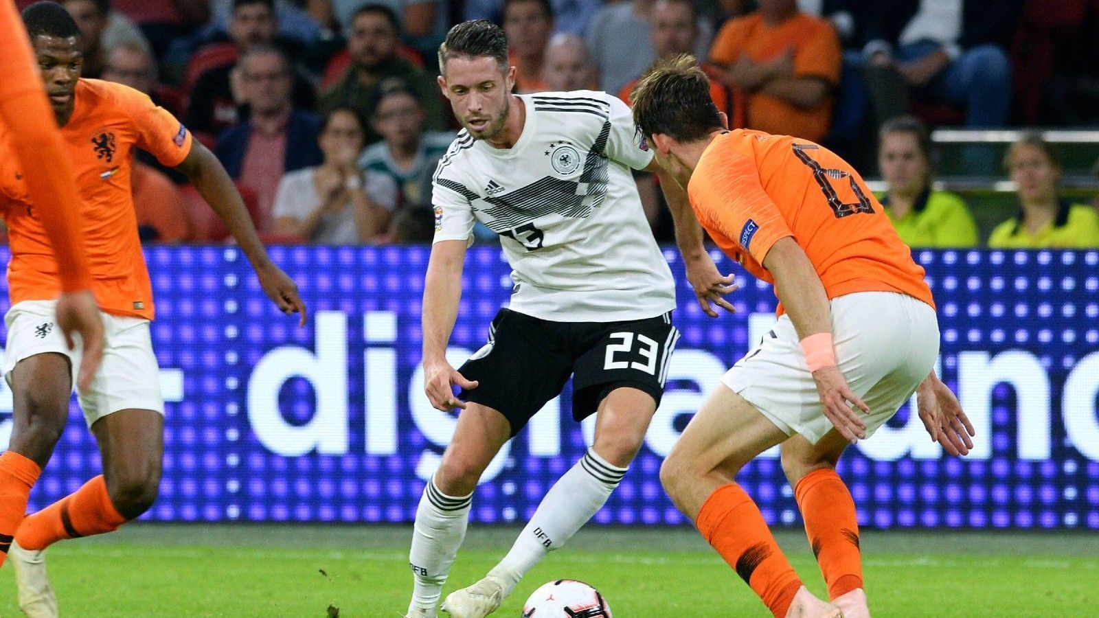 
                <strong>Sturm: Mark Uth (Schalke 04)</strong><br>
                Kam im Oktober 2018 in der Nations League zum Einsatz. Bei der 0:3-Pleite gegen die Niederlande bestritt er sein einziges Länderspiel, bei der 1:2-Niederlage gegen Frankreich stand er zwar im Kader, wurde aber nicht eingesetzt. 
              