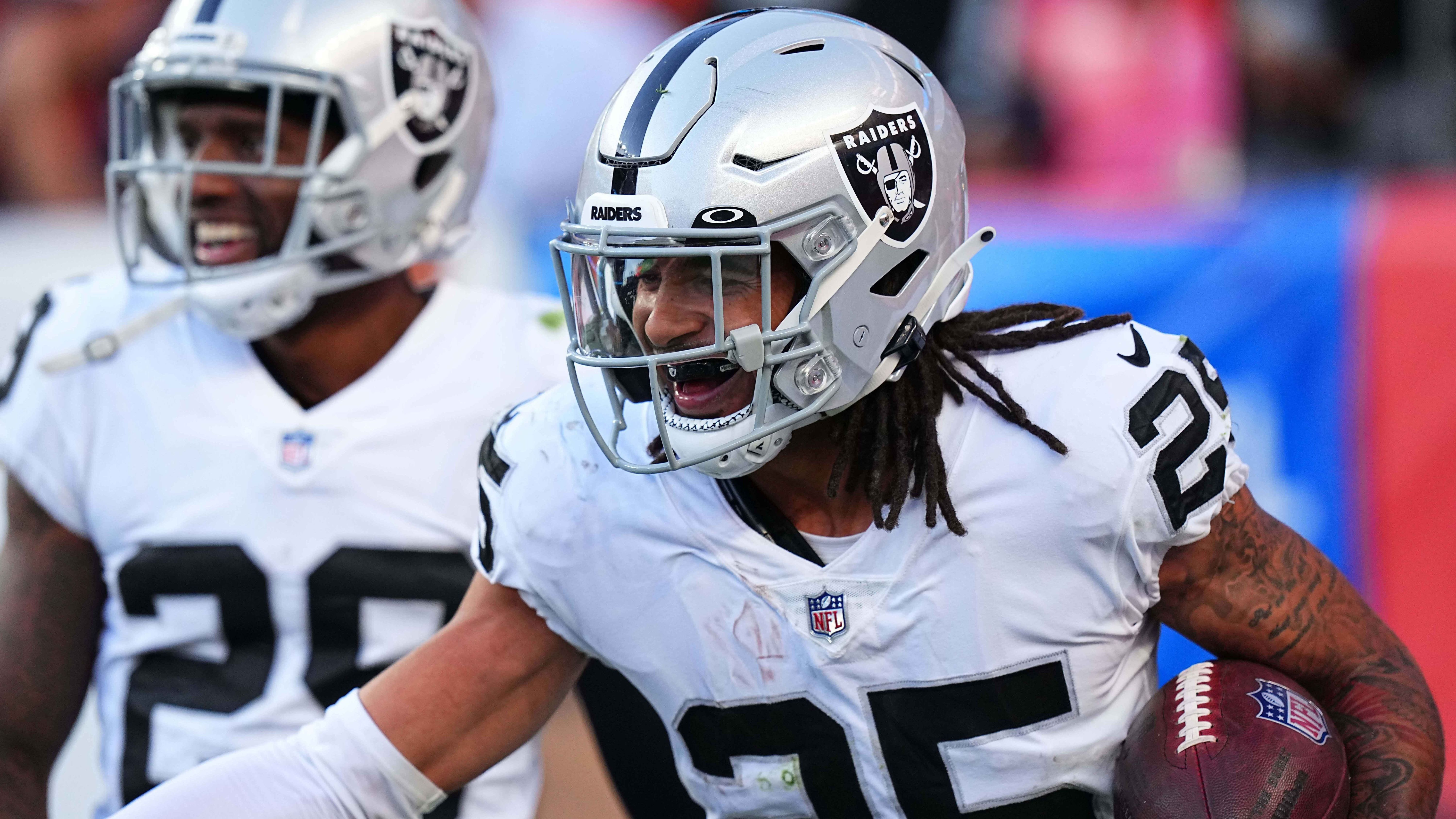 
                <strong>Platz 28: Las Vegas Raiders</strong><br>
                &#x2022; Cornerback-Starter: Nate Hobbs, Duke Shelley<br>&#x2022; Cornerback-Backups: Brandon Facyson, Jakorian Bennett, Sam Webb, David Long Jr., Amik Robertson, Tyler Hall<br>&#x2022; Safety-Starter: Marcus Epps, Tre'von Moehrig<br>&#x2022; Safety-Backups: Roderic Teamer, Jaquan Johnson, Jaydon Grant, Christopher Smith, Isaiah Pola-Mao<br>Es ist lange her, dass die Las Vegas Raiders mal eine gute Passverteidigung hatten. Das Team von Josh McDaniels ist vorne im Pass Rush top, hinten offenbaren sich aber Löcher. Immerhin: Mit Duke Shelley hat man einen soliden Cornerback dazugewonnen. Das hilft aber alles nichts, wenn die Safeties in Form von Tre'Von Moehrig und Marcus Epps große Probleme in der Coverage haben.
              