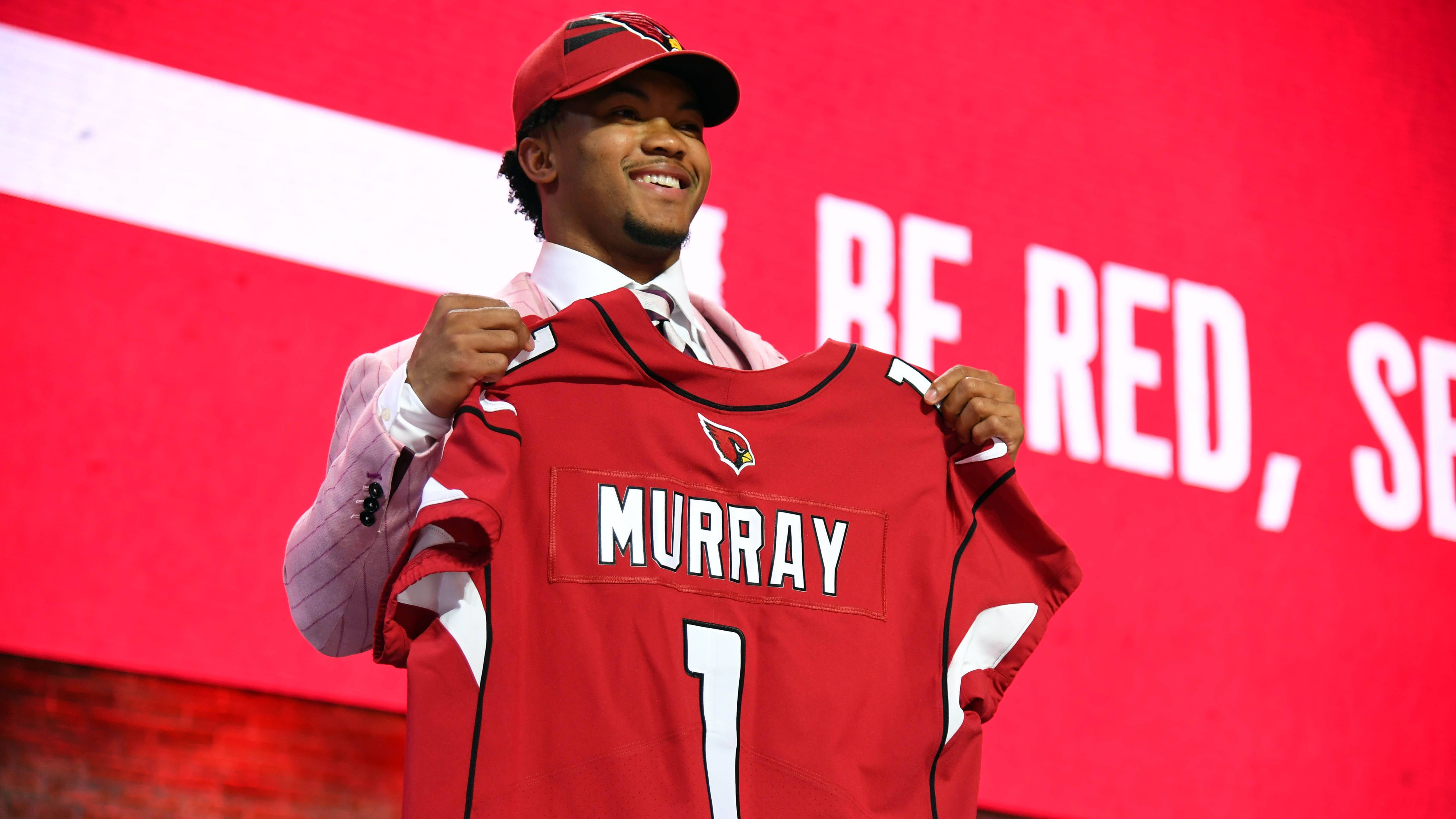 <strong>Kyler Murray - 2019</strong><br>Position: Quarterback<br>Draft-Team: Atlanta Falcons<br>Erfolge: Heisman Trophy, Offensive Rookie of the Year, 2x Pro Bowl<br>Karriereende: noch aktiv