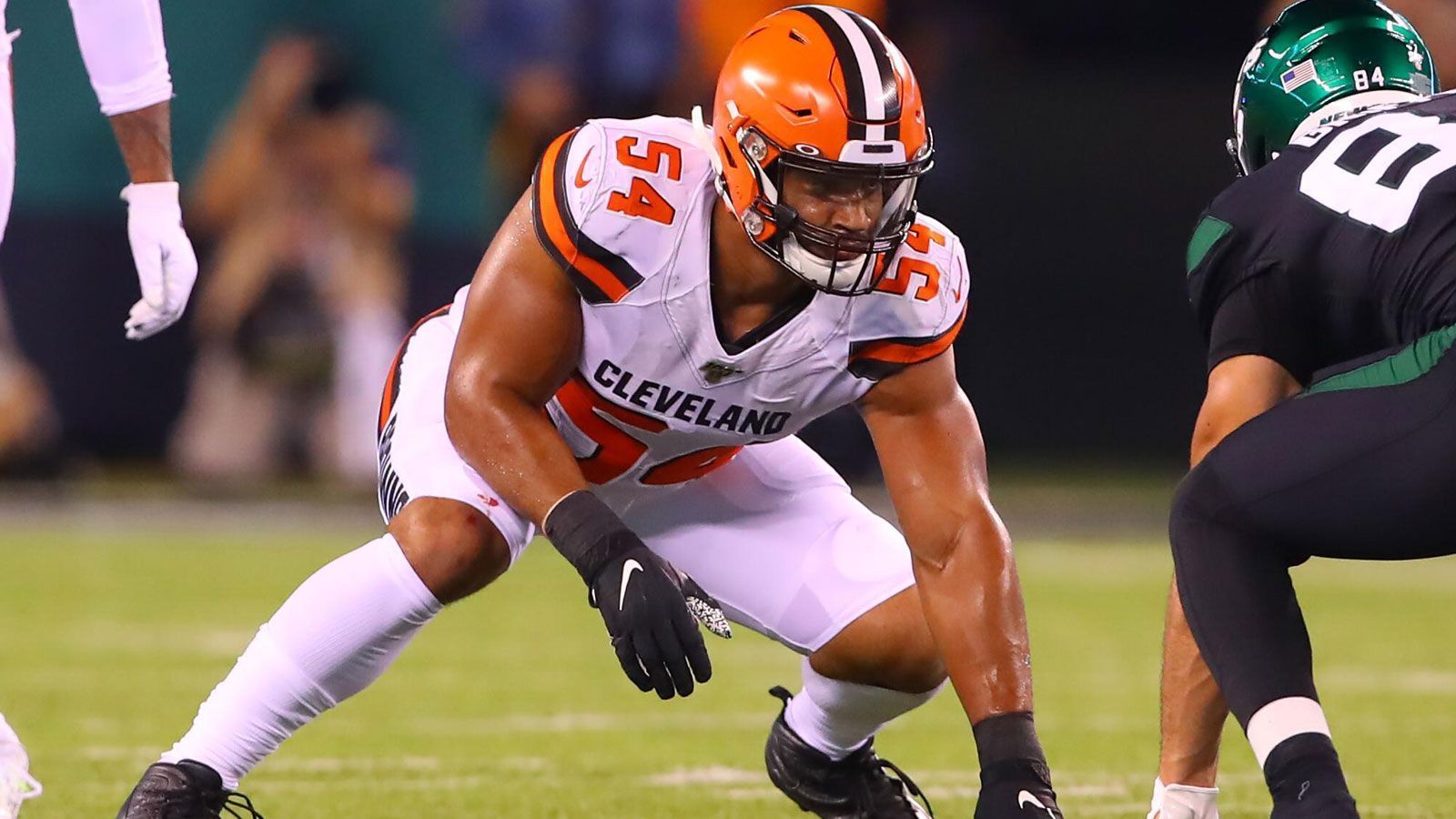 
                <strong>Olivier Vernon (Cleveland Browns)</strong><br>
                Noch spielt Olivier Vernon unter dem bei den New York Giants unterschriebenen Vertrag bei den Cleveland Browns, zu denen er 2019 im Zuge des "OBJ"-Trades kam. In fünf Jahren kann der Linebacker bis zu 85 Millionen US-Dollar einstreichen. Sein Problem: Immer wieder kassiert er Geldstrafen wegen überharten Einsatzes, zuletzt wurde ihm vor allem die "Roughing the Passer"-Regel zum Verhängnis. Allein wegen Aktionen gegen Marcus Mariota musste der Third Rounder des Draft 2012 fast 60.000 US-Dollar berappen. In seinem ersten Jahr für die Browns verbuchte er in zehn Einsätzen 26 Tackles, 3,5 Sacks und einen Forced Fumble. Zeitweise fehlte Vernon wegen einer Knieverletzung.
              