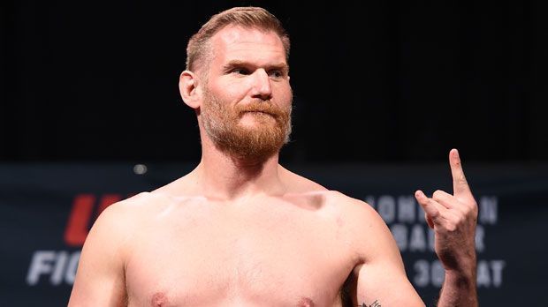 
                <strong>Josh Barnett</strong><br>
                Josh Barnett ("The Warmaster"): Barnett krönte sich bereits 2002 im Alter von 24 Jahren zum jüngsten UFC-Champion im Schwergewicht. Nach einem positiven Dopingbefund wurde dem Amerikaner der Titel aber wieder aberkannt. Er verließ die UFC. Nach erfolgreichen Jahren bei Pride FC und Strikeforce kehrte Barnett 2013 zur größten MMA-Organisation der Welt zurück. Nach Siegen gegen Frank Mir und Roy Nelson folgte zuletzt eine Submission-Niederlage gegen Ben Rothwell. 
              