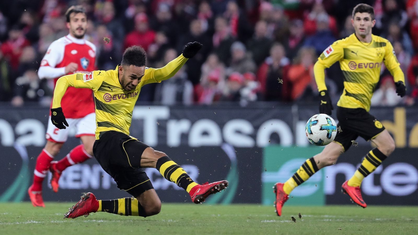 
                <strong>Pierre-Emerick Aubameyang (Von Borussia Dortmund zu Arsenal)</strong><br>
                Nicht direkt sich weggestreikt, aber seinen Wechsel stark provoziert hat Pierre-Emerick Aubameyang. Bereits zum Ende der Hinrunde 2017/18 fiel der Gabuner bei Borussia Dortmund durch Verfehlungen auf. Mal zu spät zum Training, mal nicht bei Meetings erschienen. Der damalige Trainer Peter Stöger musste Aubameyang insgesamt zwei Mal suspendieren. Das Motiv war klar: Einen Wechsel forcieren. Der ging im August 2018 dann auch vom BVB zu Arsenal über die Bühne. Stöger sagte später: "Er hat sich bei mir persönlich entschuldigt, bevor er zu Arsenal gewechselt ist. Wir haben uns getroffen, er hat mir erklärt, dass sein Verhalten nichts mit meiner Person zu tun hatte und er meine Unterstützung gespürt hat."
              