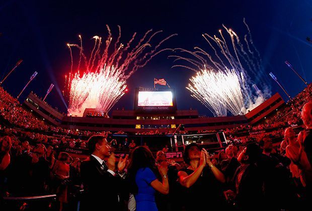 
                <strong>Feuerwerk zum Auftakt</strong><br>
                Die Eröffnungsfeier der US Open im Arthur-Ashe-Stadium ist immer eine großartige Angelegenheit. Beim abschließenden Feuerwerk ließen sich die Amerikaner nicht lumpen und boten eine farbenfrohe Show.  
              