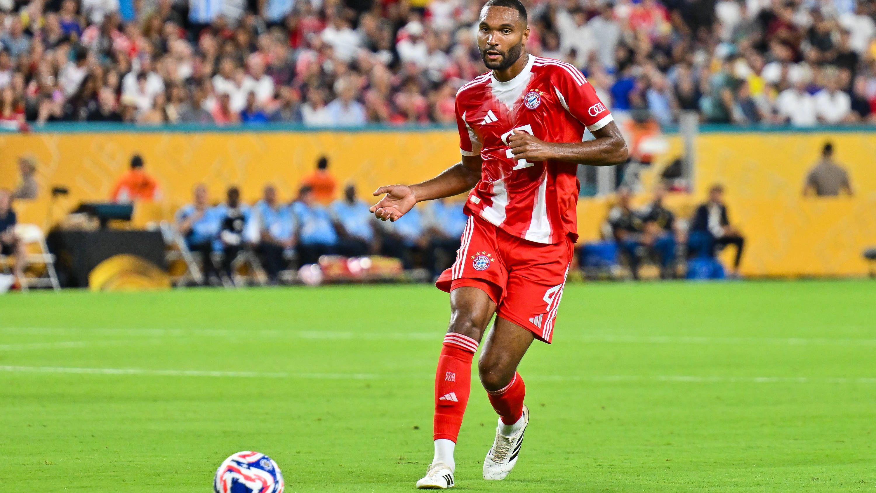 <strong>Jonathan Tah (FC Bayern München)</strong><br>Seinen Abschied von Bayer Leverkusen verkündete Jonathan Tah bereits vor seiner letzten Saison unter dem Bayer-Kreuz. Lange schien viel für einen Wechsel zum FC Barcelona zu sprechen. Stattdessen erhielt letztlich der FC Bayern München den Zuschlag. Der DFB-Nationalspieler unterschrieb bis 2029 an der Säbener Straße und gab sein Debüt für den Rekordmeister bereits bei der Klub-WM.