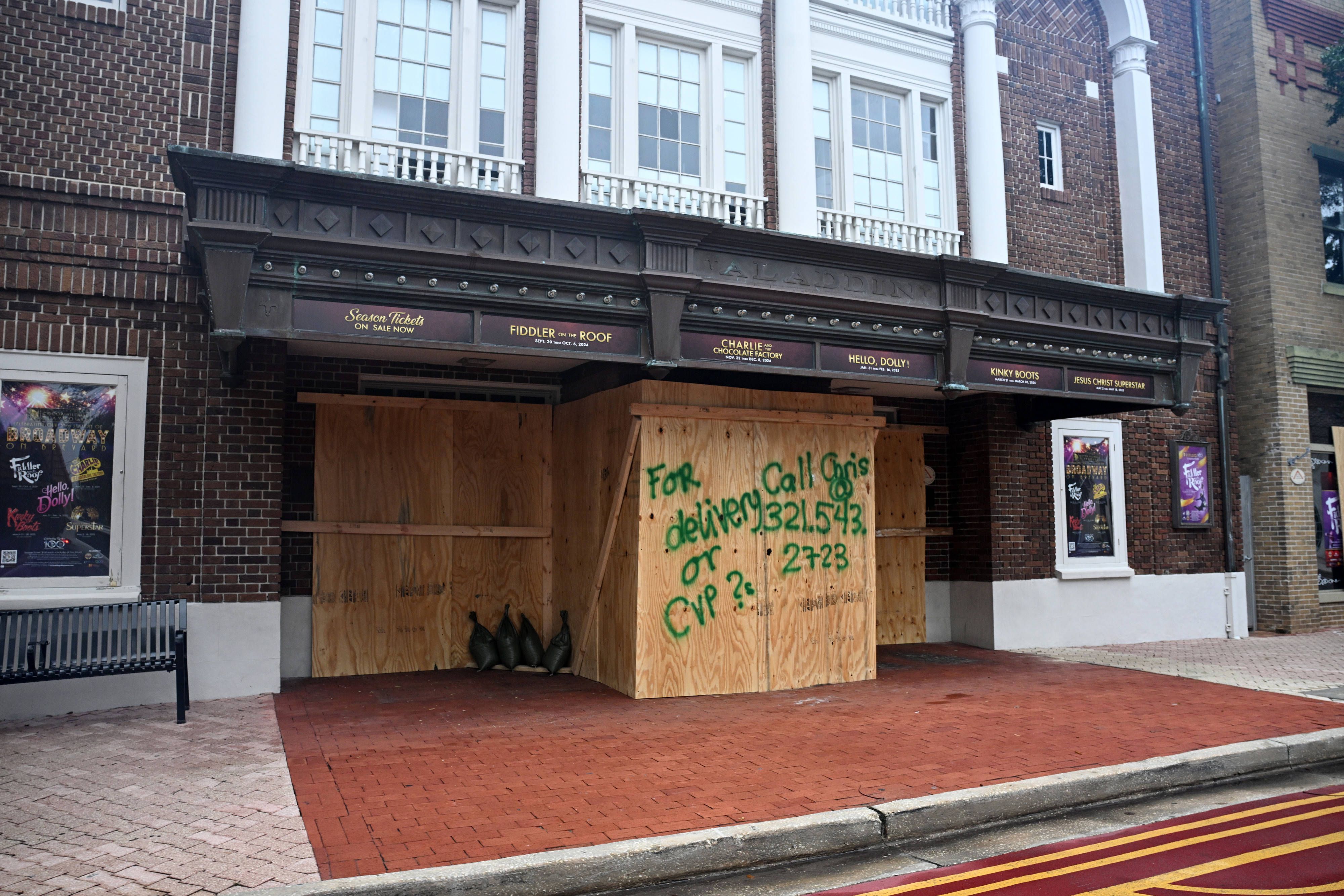 Auch die Türen des historischen Theaters in Cocoa wurden im Vorfeld aus Sicherheitsgründen vernagelt.