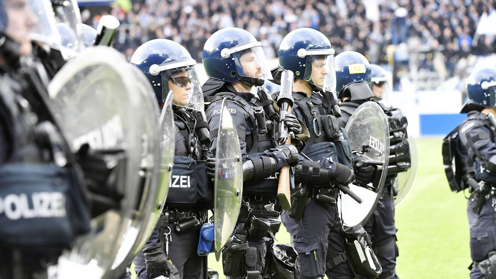 
                <strong>Skandalöser Grasshopper-Abstieg: Die Schande von Zürich</strong><br>
                Obwohl schnell ein Polizeiaufgebot auf dem Feld war, begann dann erst die persönliche Demütigung der seit Oktober 2018 sieglosen Grasshopper-Mannschaft. 
              