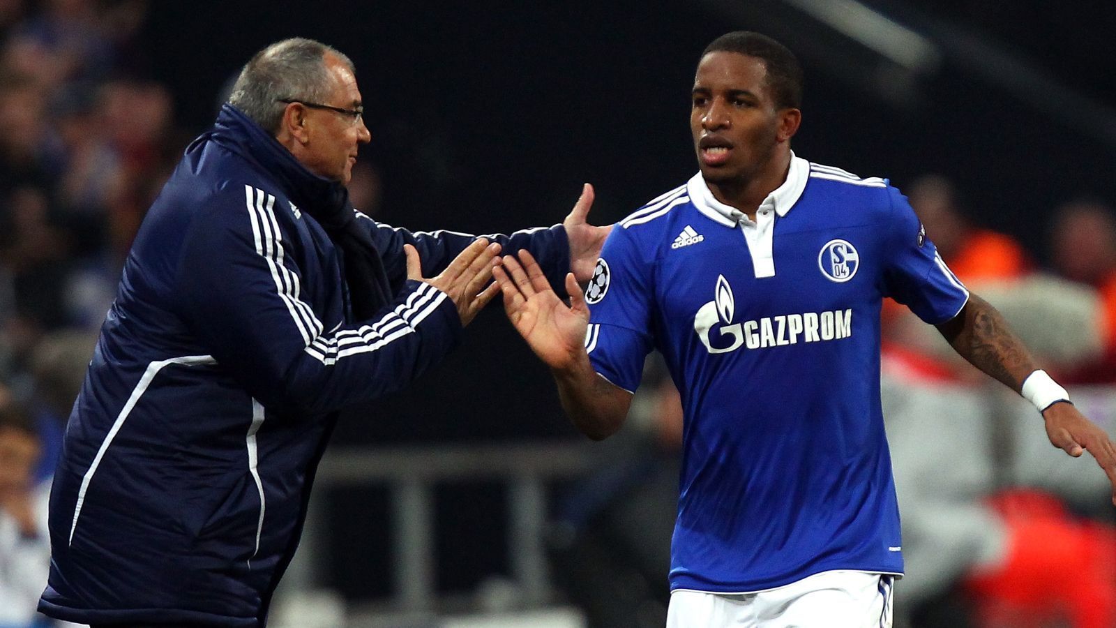 
                <strong>Farfan litt unter Militär-Magath</strong><br>
                Beim FC Schalke 04 stand Magath 2009 bis 2011 unter Vertrag und verpflichtete Stars wie Raul und Huntelaar, aber auch No-Names wie Hao und Deac. Die Vize-Meisterschaft 2010, den DFB-Pokalsieg 2011 und das Erreichen des Viertelfinals in der Champions League 2011 stimmte viele Fans nicht zufrieden. Jefferson Farfan war ebenfalls genervt: "Seine militärischen Methoden sind unschön. Sie sind menschlich fragwürdig. Alle Trainer, die auf Schalke in den vergangenen Jahren waren, haben dem Verein etwas gebracht. Der einzige Trainer, der nichts Positives hinterlassen hat, ist Felix Magath. Viele Spieler lebten in Angst. Unter Magath hätte ich niemals verlängert. Lieber wäre ich nach Peru zurück, hätte Steine geschleppt und Erde umgegraben." 
              