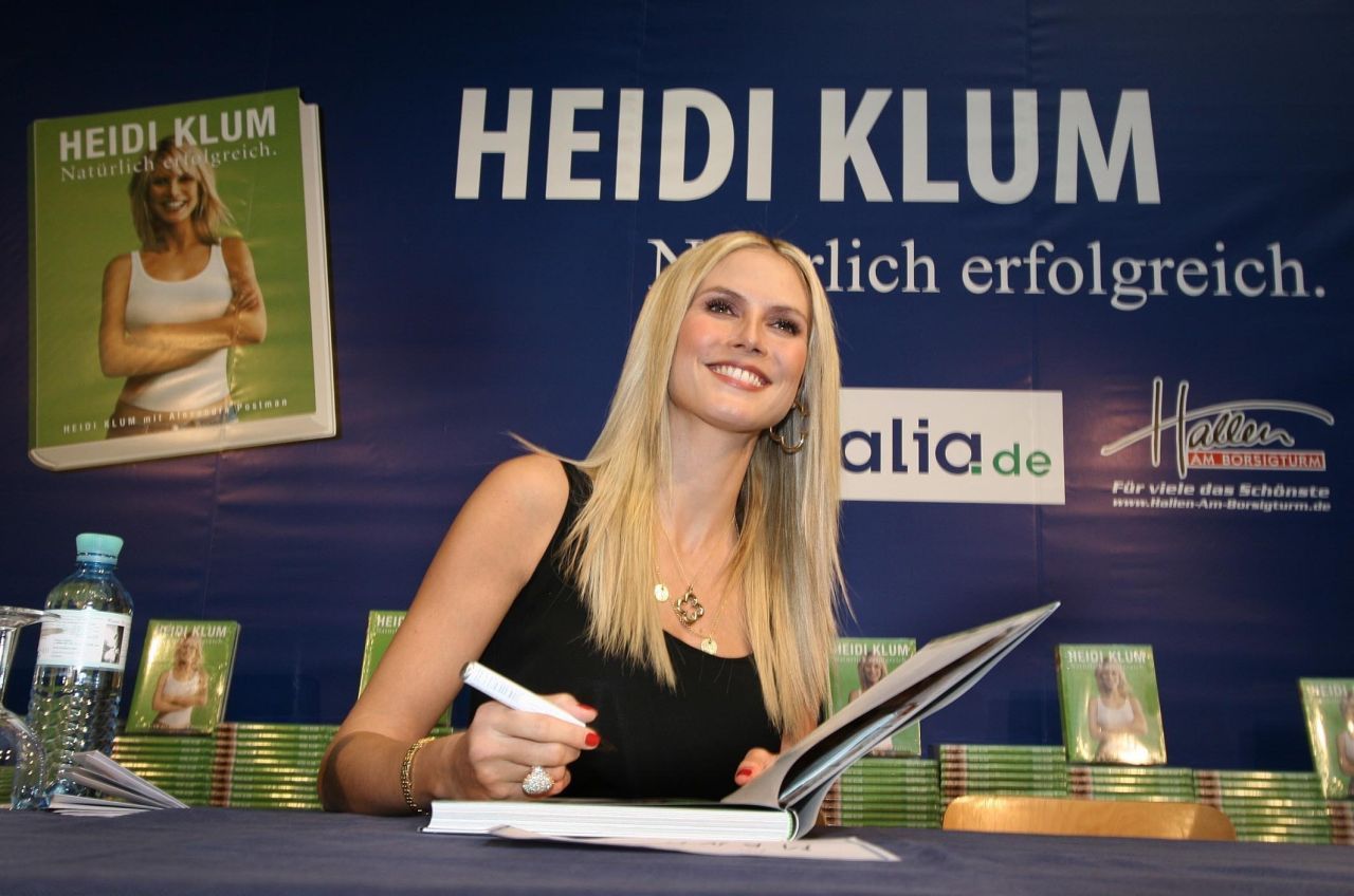 Mitunter wird die Unterstützung durch Ghostwriter:innen zumindest indirekt erwähnt, zum Beispiel durch "mit …" auf dem Cover: Heidi Klum etwa schrieb ihr Buch "Natürlich erfolgreich" mit der Hilfe von Alexandra Postmann.