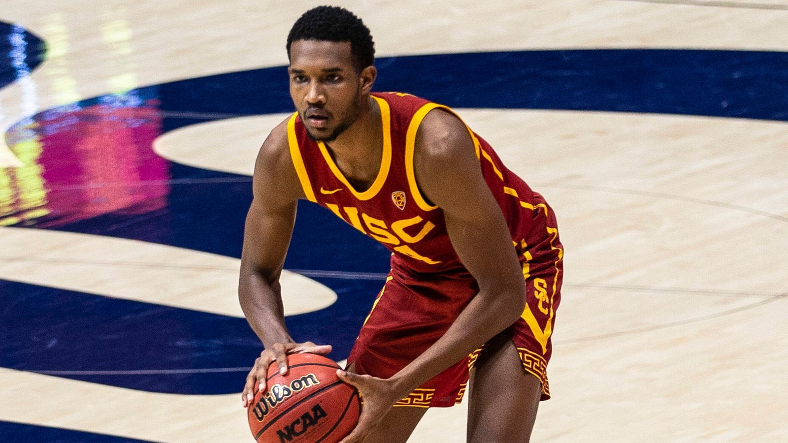 
                <strong>Evan Mobley (USC, Forward)</strong><br>
                Auch Evan Mobley dürfte beim NBA Draft früh ausgewählt werden, möglicherweise an Position zwei hinter Cade Cunningham. Der 2,13 Meter große Big Man ist ein ausgezeichneter Verteidiger, der seine riesige Spannweite von 2,26 Metern einzusetzen weiß. Trotz seiner Größe ist er extrem schnell, stark am Korb und zudem ein guter Werfer. Vergangene Saison kam der 20-Jährige auf durchschnittlich 16,4 Punkte und 8,7 Rebounds.
              