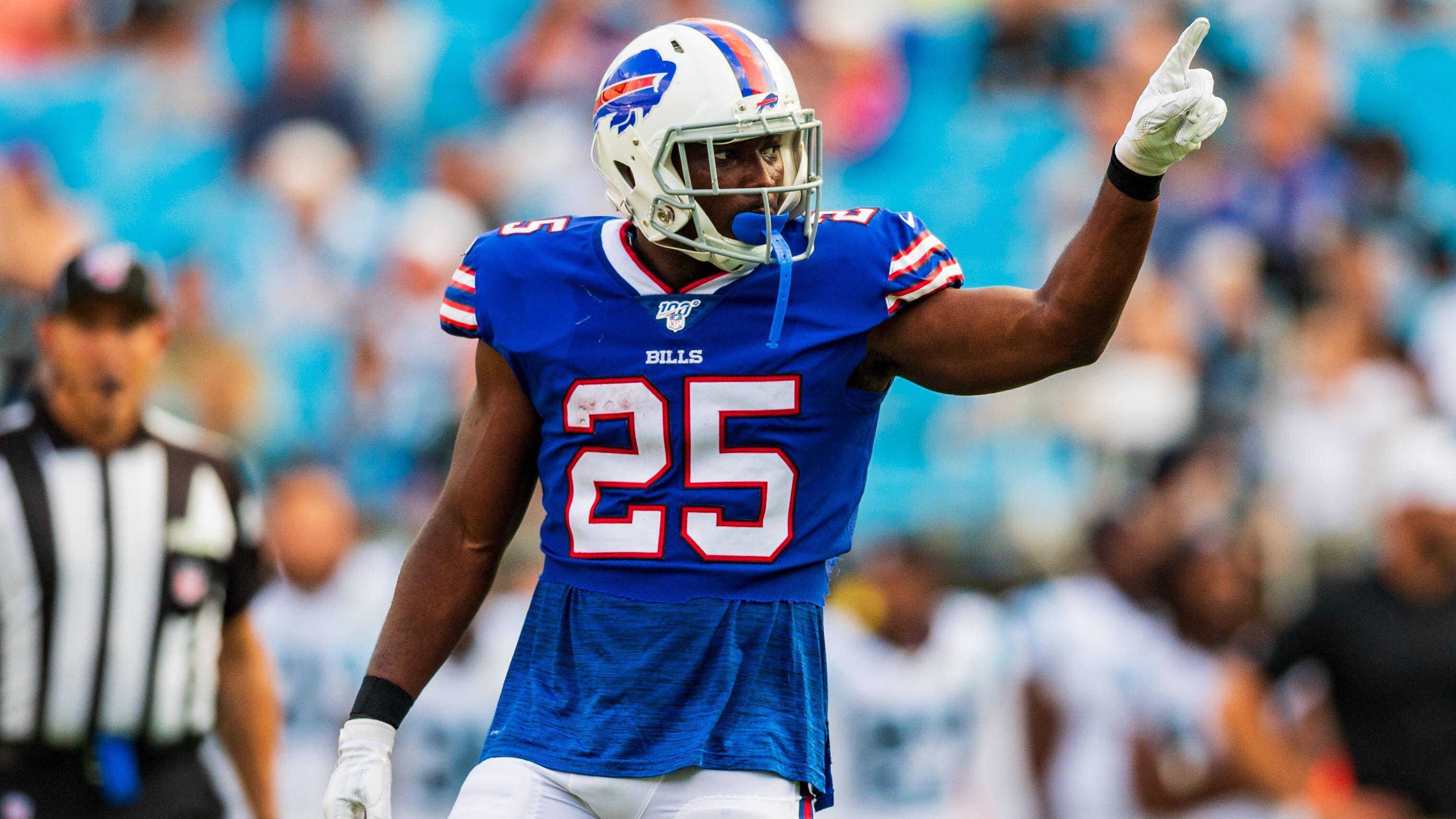 
                <strong>LeSean McCoy (von Philadelphia Eagles zu Buffalo Bills) </strong><br>
                Die Philadelphia Eagles verblüfften die NFL-Welt, als sie Anfang März 2015 den Rushing-Champion von 2013, LeSean McCoy, für Linebacker Kiko Alonso zu den Buffalo Bills tradeten. Head Coach Chip Kelly entschied sich im Rahmen der Neuausrichtung des Rosters gegen einen Verbleib des Running Backs, nachdem dessen Leistungen in der Vorsaison von 5,1 Yards pro Carry und 10,4 Yards pro Reception auf 4,2 bzw. 5,5 gefallen war. In Buffalo unterschrieb "Shady" einen neuen Fünfjahresvertrag über 40 Mio. Dollar und sollte in zwei der ersten drei Spielzeiten bei den Bills über 1000 Rushing Yards auflegen. 2018 brach der Ballträger aber massiv ein. In 14 Spielen standen nur noch 514 Yards am Boden und magere 3,2 Yards pro Carry zu Buche. Es folgte die Entlassung und es ging für eine Spielzeit zu den Kansas City Chiefs, aber auch hier konnte er nur begrenzt überzeugen. Nach einem Jahr bei den Tampa Bay Buccaneers beendete McCoy 2021 seine Karriere.
              