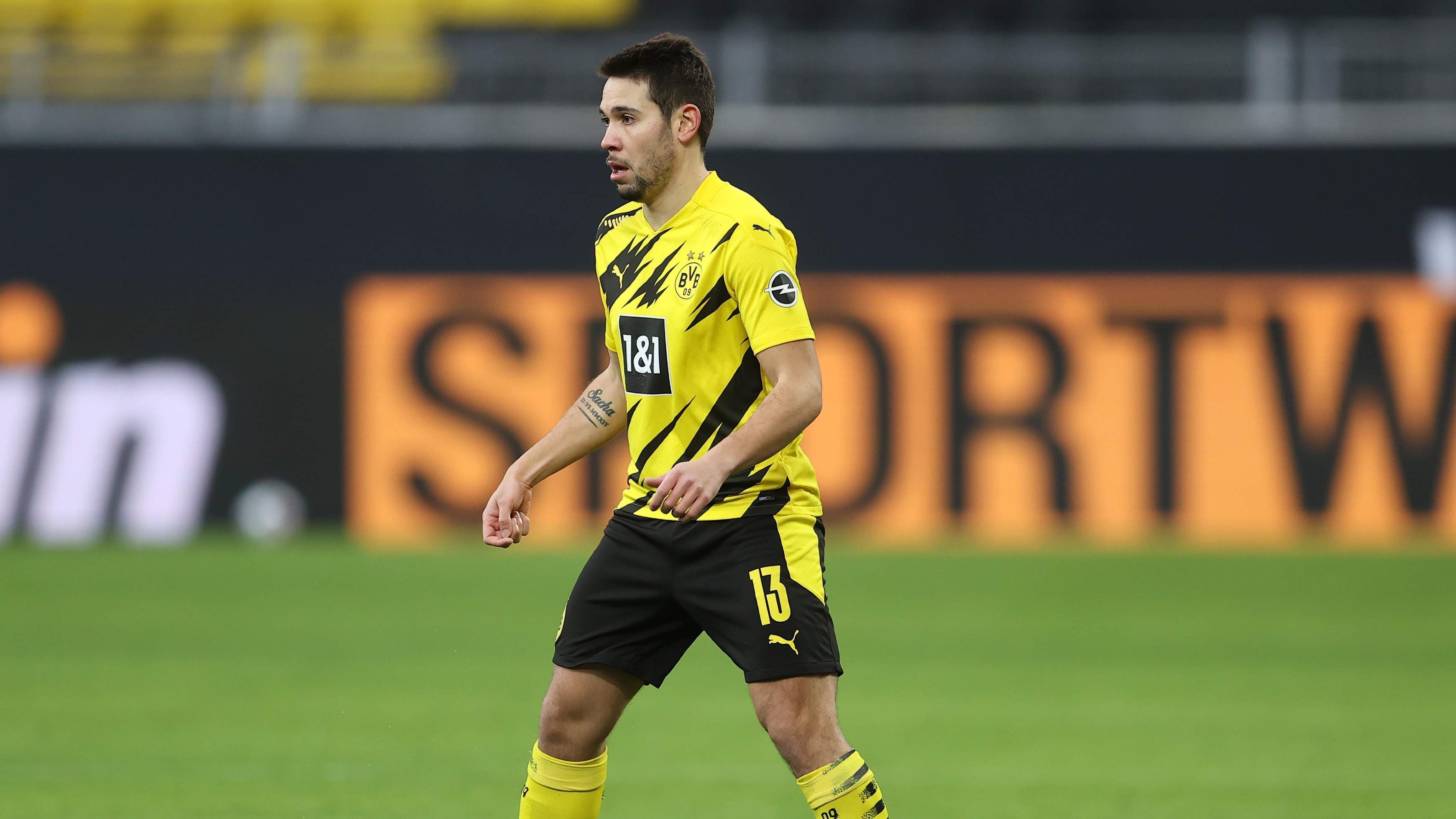 
                <strong>Raphael Guerreiro</strong><br>
                Marktwert: 35 Millionen Euro (laut "WAZ"-Bericht plant der BVB mit 40 Millionen Euro) -Vertrag bis: 30.06.2023 - Position: Linker Verteidiger
              