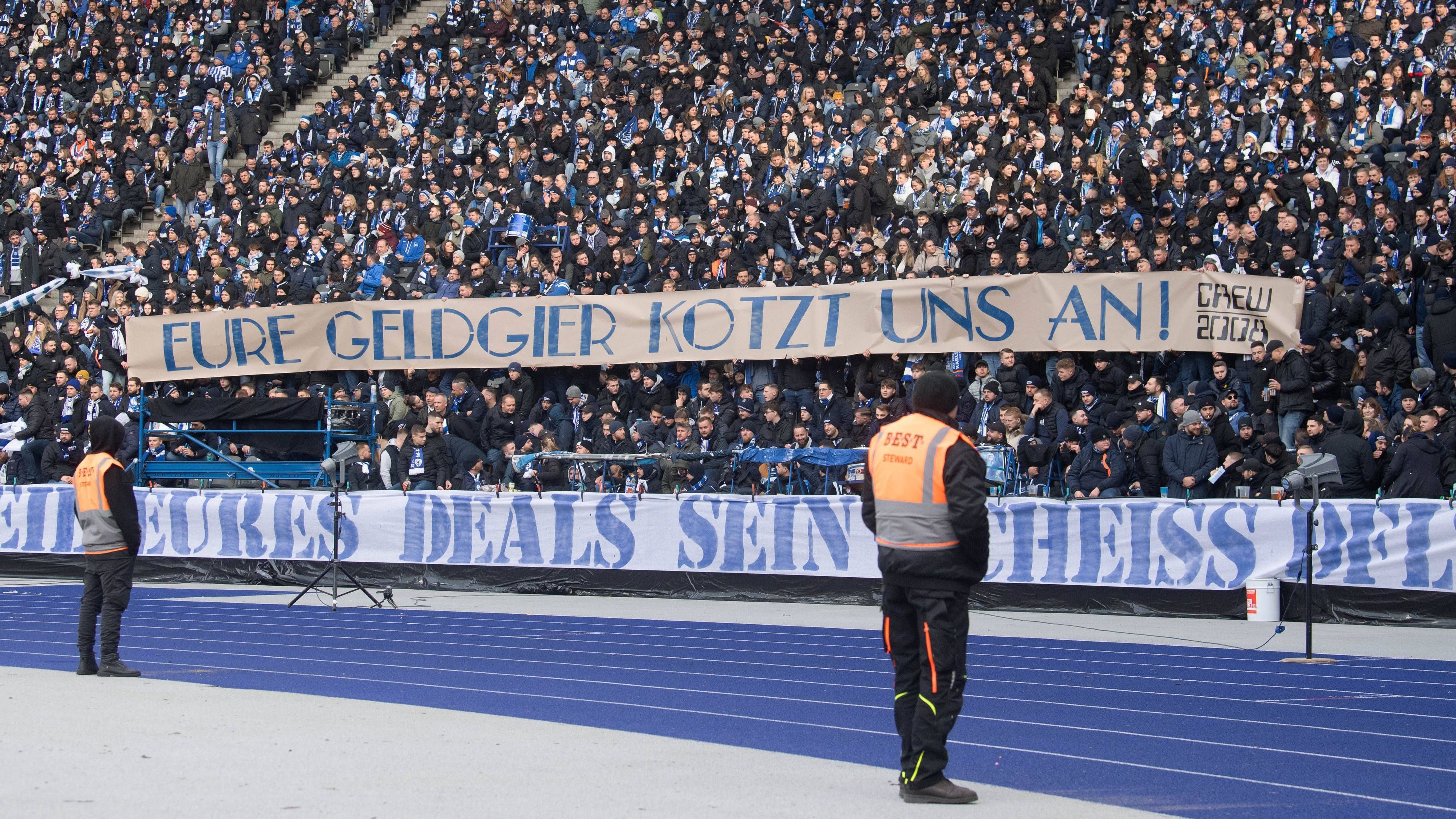 <strong>DFL-Investor</strong><br>Zuletzt sorgte das Thema unter den Fans für Aufsehen, 2024 wird es konkret. Bis Ende März soll der Einstieg eines Investors bei der DFL fix sein. Zuletzt hatte sich eine Mehrheit der 36 Erst- und Zweitligaklubs dafür ausgesprochen, inzwischen laufen Verhandlungen mit mehreren Interessenten. Unterzeichnet werden soll der Vertrag mit einer Maximallaufzeit von 20 Jahren zur neuen Saison.