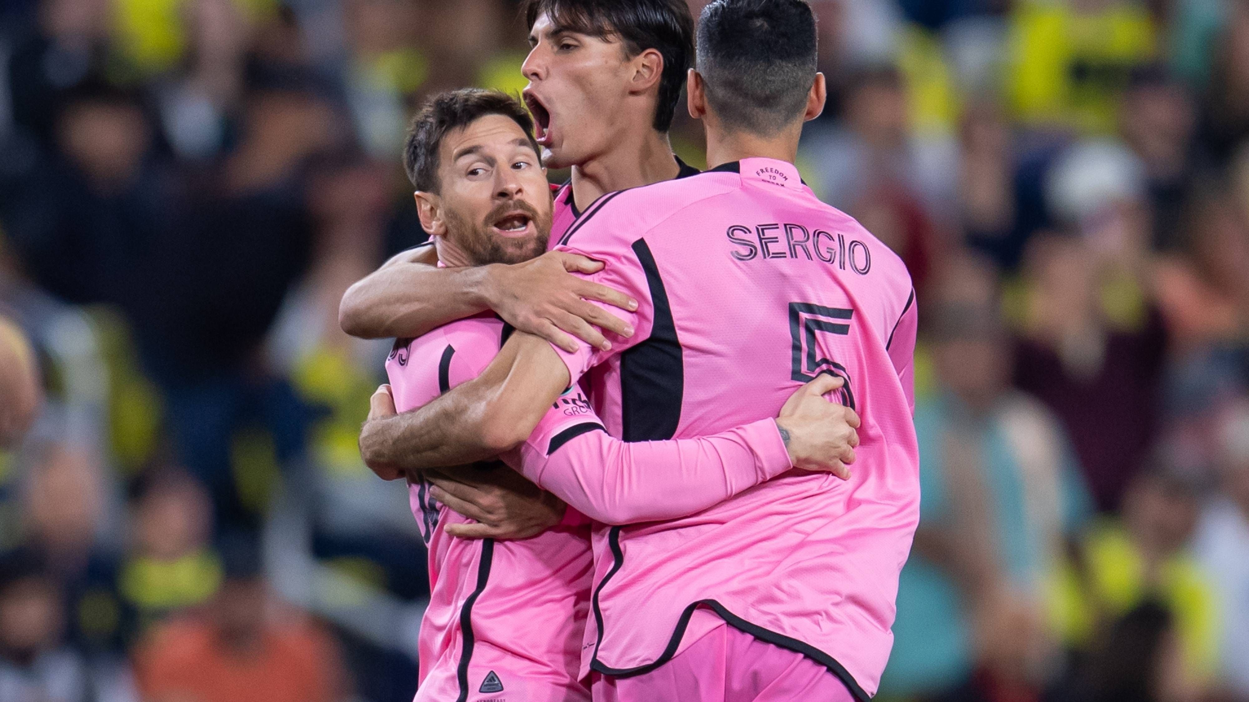 <strong>MLS: Gehälter 2025</strong><br>Die MLSPA (Major League Soccer Players Association) hat die offiziellen Gehälter der aktuellen Saison veröffentlicht. Wenig überraschend steht Lionel Messi einsam an der Spitze. Der Argentinier verdient dabei sogar mehr als das 14-fache von dem, was Thomas Müller verdient.<br><em>Anmerkung: In unserer Auflistung gehen wir auf das durchschnittliche Jahresgehalt inklusive aller Bonus-Zahlungen ein. Dabei gibt es pro Team maximal drei Spieler, die über dem Salary Cap verdienen dürfen. </em>