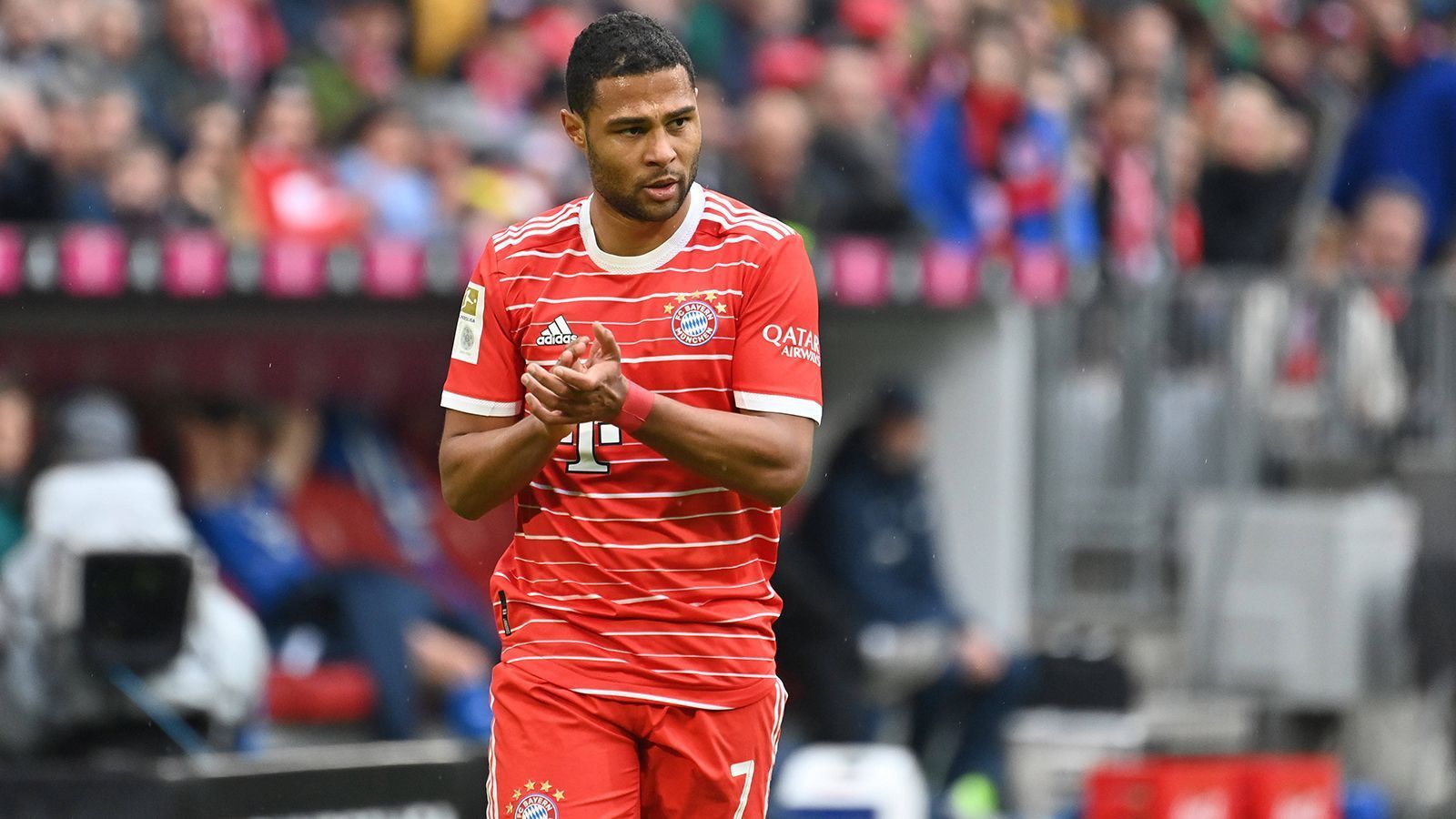 
                <strong>Mittelfeld: Serge Gnabry </strong><br>
                &#x2022; Team: FC Bayern<br>&#x2022; Nation: Deutschland<br>
              