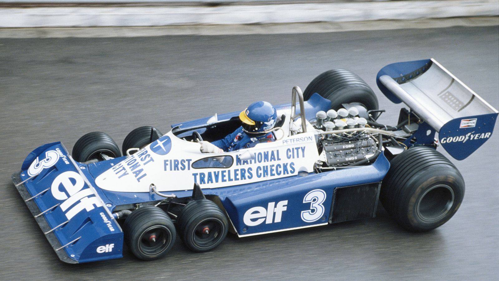 
                <strong>Tyrrell Ford P34 (1977) </strong><br>
                Sechsreifige Formel-1-Boliden gab es tatsächlich einmal in der Formel 1 - über 40 Jahre ist das her. So wie hier beim Ford von Ronnie Peterson beim Großen Preis von Monaco im Jahr 1977. Die Ausstattung mit sechs Reifen sollte sich auf Dauer aber nicht durchsetzten, gehörte aber ebenso wie die überdimensionierten Hinterreifen zu den wohl auffälligsten Neuerungen der 70er Jahre.
              