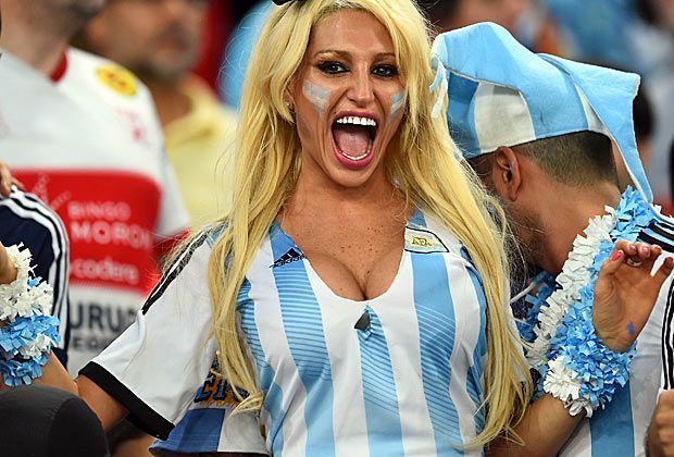 
                <strong>Verrückt, sexy, skurril: Fans in Brasilien</strong><br>
                Allein unter Männern, aber egal, hauptsache Argentinien gewinnt gegen Bosnien-Herzegowina ...
              