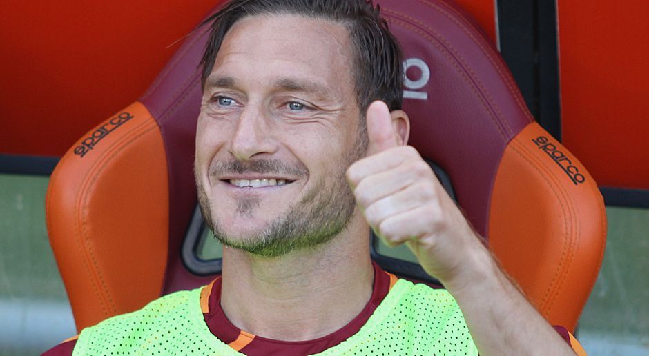 
                <strong>Der tränenreiche Abschied das Francesco Totti</strong><br>
                Es scheint ihn nicht zu stören. Oder macht er hier nur gute Miene zum bösen Spiel von Roma-Trainer Luciano Spalletti?
              