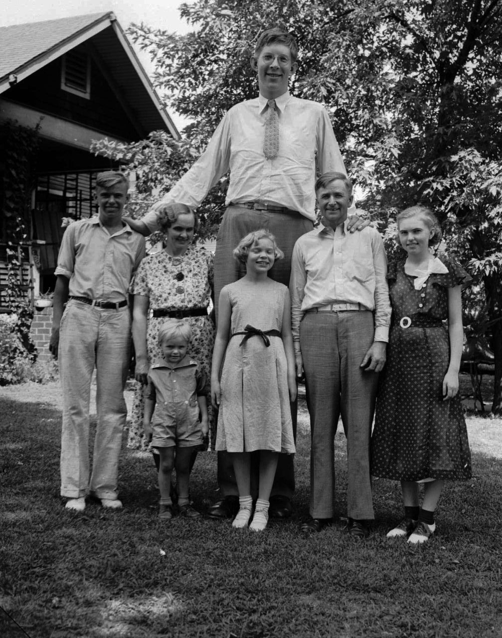 Der 16-jährige Robert Wadlow posiert mit seiner Familie in Alton, Illinois im Jahr 1936. Von links: Bruder Eugene, Mutter Addie Wadlow, Bruder Harold Jr., Schwester Betty, Vater Harold Wadlow und Schwester Helen.