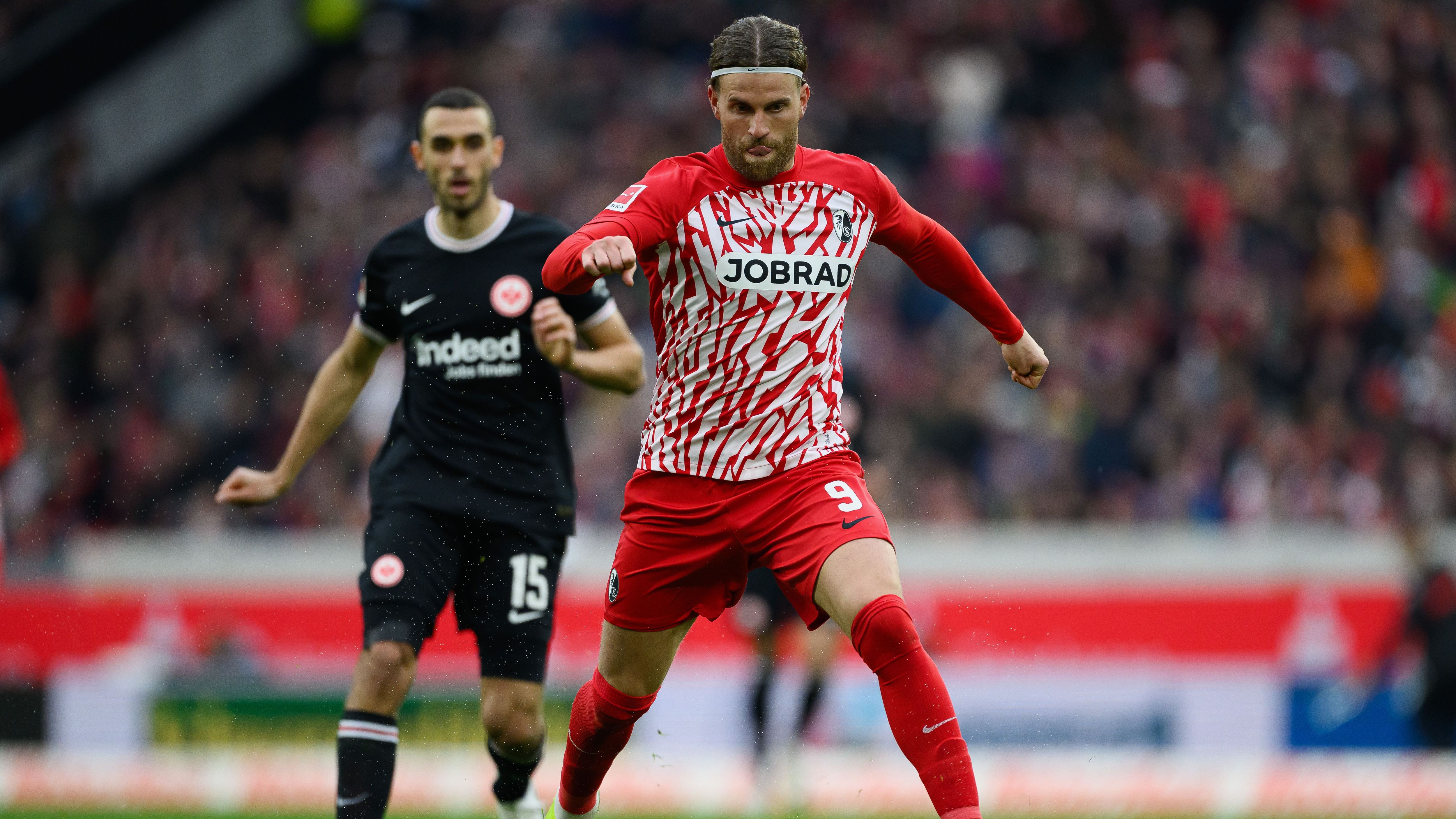 <strong>Wer startet in der Europa League?</strong><br>Die Breisgauer haben das schlechtere Torverhältnis und müssen gewinnen, um Hoffenheim zu verdrängen. Die TSG darf dabei maximal Remis spielen. Da Freiburg gegen Union und Hoffenheim gegen Bayern ran muss, spricht vieles für den SC. Im Gegensatz zu den Münchnern geht es für Union jedoch noch ums Überleben.