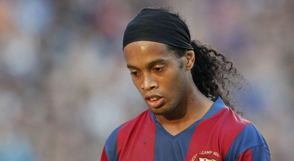 
                <strong>Ronaldinho (FC Barcelona)</strong><br>
                Nach fünf Jahren ist somit auch für Weltstar Ronaldinho die Zeit beim FC Barcelona abgelaufen. Pep Guardiola hat keine Verwendung mehr für den Weltfußballer von 2004 und 2005, der seine Top-Form nur noch selten abrufen kann. Der Brasilianer flüchtet zum AC Mailand. Zum Abschied sagt Guardiola: "Wenn er uns gesagt hätte, dass er gerne bleiben möchte, um sein Bestes zu geben, dann hätte es keinen Trainer auf der Welt gegeben, der ihn nicht behalten hätte, auch mich nicht. Aber leider war dies nicht der Fall."
              