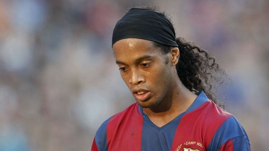 <strong>Mittelfeld: Ronaldinho</strong><br>Ronaldinho im Mittelfeld, Ronaldo im Angriff. So wurde Brasilien 2002 Weltmeister und später gab es die sportliche Wiedervereinigung noch mal bei der AC Mailand, als die Karrieren der beiden brasilianischen Ikonen allerdings schon eher im Sinkflug waren. Dennoch schafft es Ronaldinho in die Traum-Elf seines Kumpels.