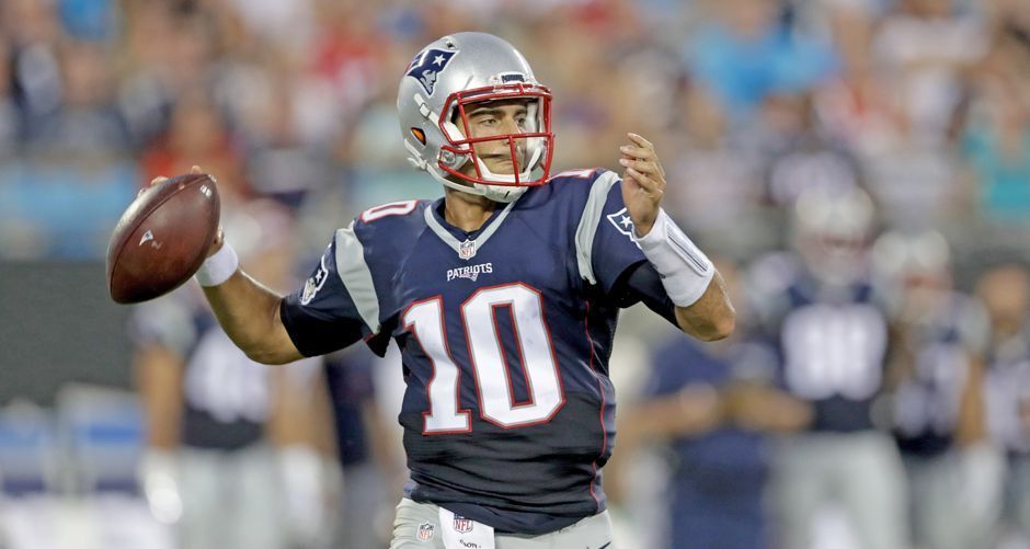 
                <strong>Was macht Jimmy Garoppolo?</strong><br>
                Viele haben spekuliert: Gewinnt Tom Brady seinen fünften Ring, hört er auf. Doch der wohl beste Quarterback der Football-Geschichte hat noch nicht genug. Brady habe auch mit bald 40 Jahren "das Gefühl, dass ich es immer noch drauf habe". Das ist gut für die Patriots im Allgemeinen, aber schlecht für Bradys Ersatzmann im Speziellen. Dass sich Jimmy Garoppolo noch lange hinter TB12 anstellen möchte, ist schwer vorstellbar. Denkbar ist da schon eher, dass der 25-Jährige zu einer anderen Franchise geht, wo er als Starting Quarterback seine Fähigkeiten regelmäßig unter Beweis stellen kann. Als wahrscheinlichster Zielort gilt laut "ESPN" dabei Cleveland. Die Browns könnten den Patriots im Tausch für Garoppolo das erste und zwölfte Draft-Recht traden.
              