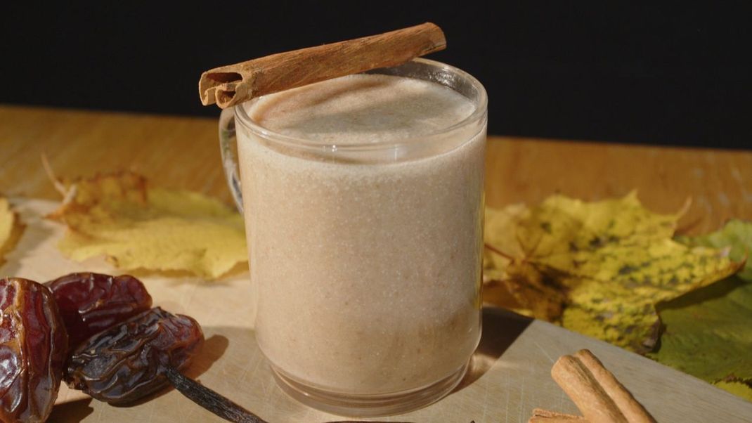 Datteln sind schmackhaft, vielfältig und wahre Energie-Bomben. Mit Zimtstangen als Deko sieht der Drink außerdem gleich noch winterlicher aus.