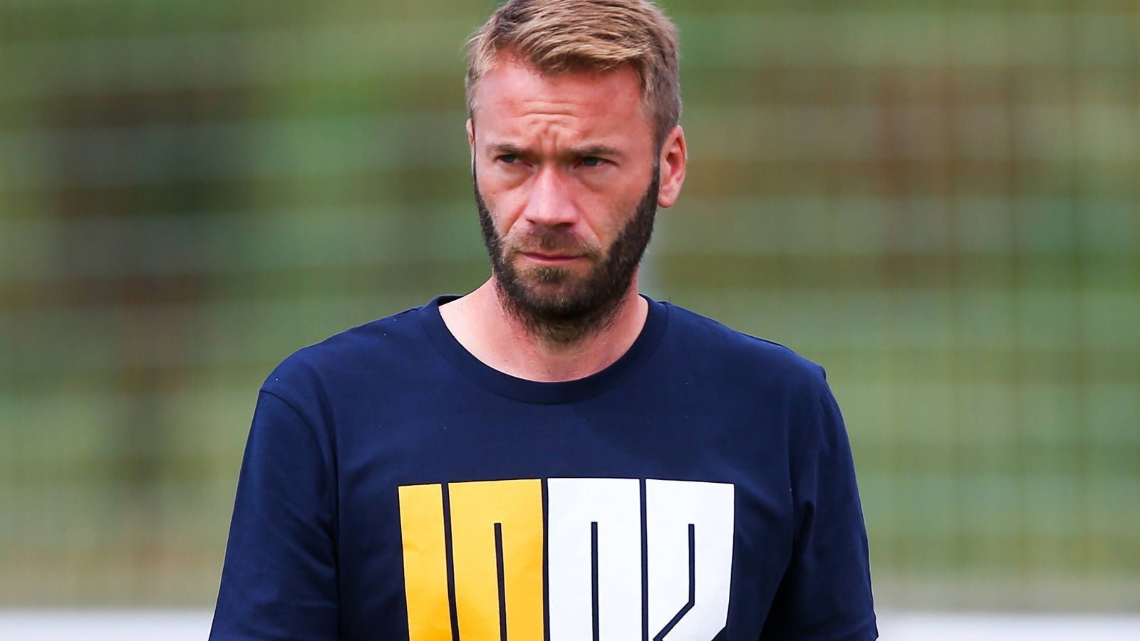 
                <strong>Carl Zeiss Jena - VfL Wolfsburg</strong><br>
                Wo genau der VfL Wolfsburg steht, lässt sich derzeit also schwer sagen. Das gilt grundsätzlich zwar auch für Carl Zeiss Jena mit Trainer Andreas Patz (im Bild), denn auch in der Regionalliga Nordost hat die Saison noch nicht begonnen. Die Thüringer können als klarer Außenseiter aber befreit aufspielen. Und auch ein Blick in die Vergangenheit macht Mut, denn Carl Zeiss Jena hat sich schon häufiger als echter Pokalschreck erwiesen. In der Saison 2007/08 wurden gleich mehrere Bundesligisten eliminiert. Klappt es diesmal wieder?
              