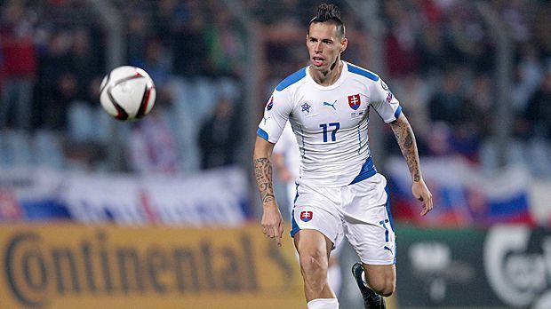 
                <strong>Auf der Bank: Marek Hamsik (Slowakei)</strong><br>
                Auf der Bank: Marek Hamsik (Slowakei). Beim EM-Neuling ist der Profi des SSC Neapel der uneingeschränkte Star in der Offensive. Nur zwei Mal wird der 28-Jährige ausgewechselt. Zwei seiner fünf Tore führen die Slowakei zum erlösenden 4:2 über Luxemburg und damit endgültig nach Frankreich.
              