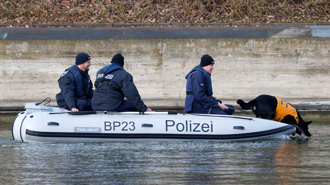 Leichenspürhunde suchen nach einer vermissten Schwangeren. 